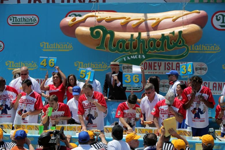 Чемпионат по поеданию хот-догов&nbsp;Nathan's Hot Dog Eating Contest. Фото: &copy; REUTERS/Andrew Kelly