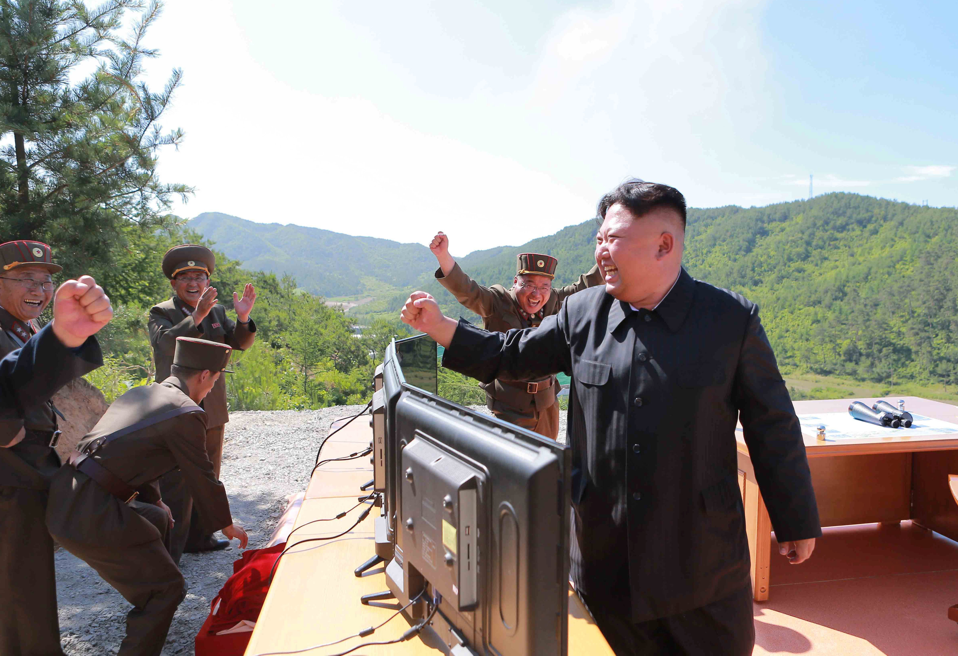 Ким Чен Ын радуется успешному испытанию межконтинентальной баллистической ракеты. Фото: &copy;&nbsp;KCNA/via REUTERS