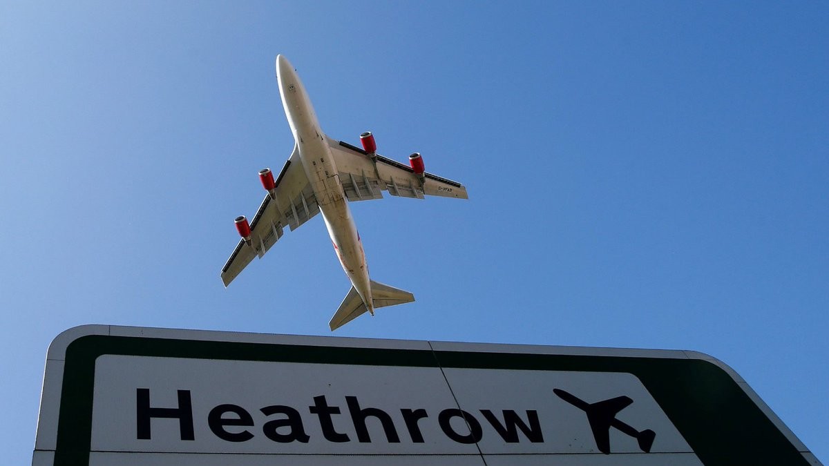 Указательно аэропорта Хитроу на фоне взлетающего самолёта. Фото: &copy;&nbsp;REUTERS/Andrew Winning