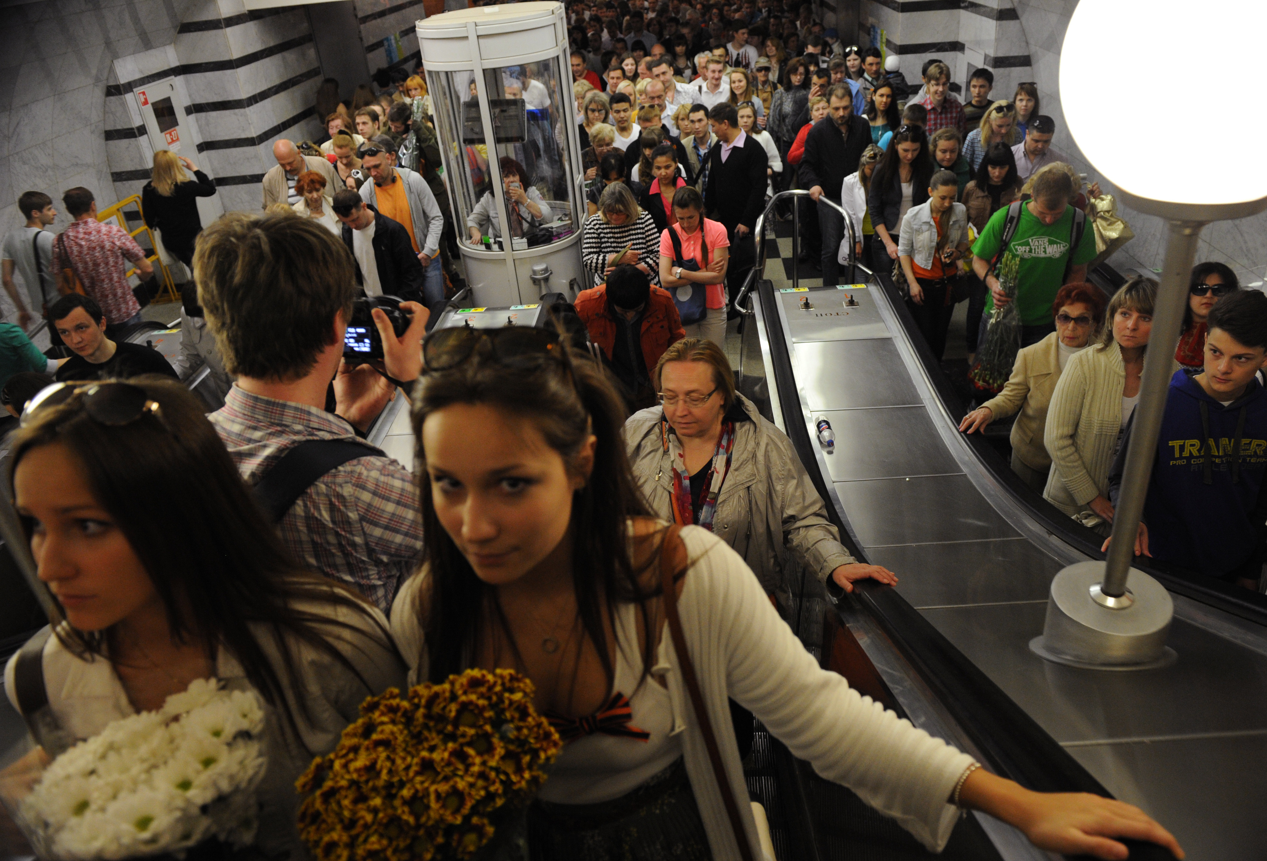 Много людей в метро. Московское метро час пик. Час пик в метро в Москве. Много народу в метро.