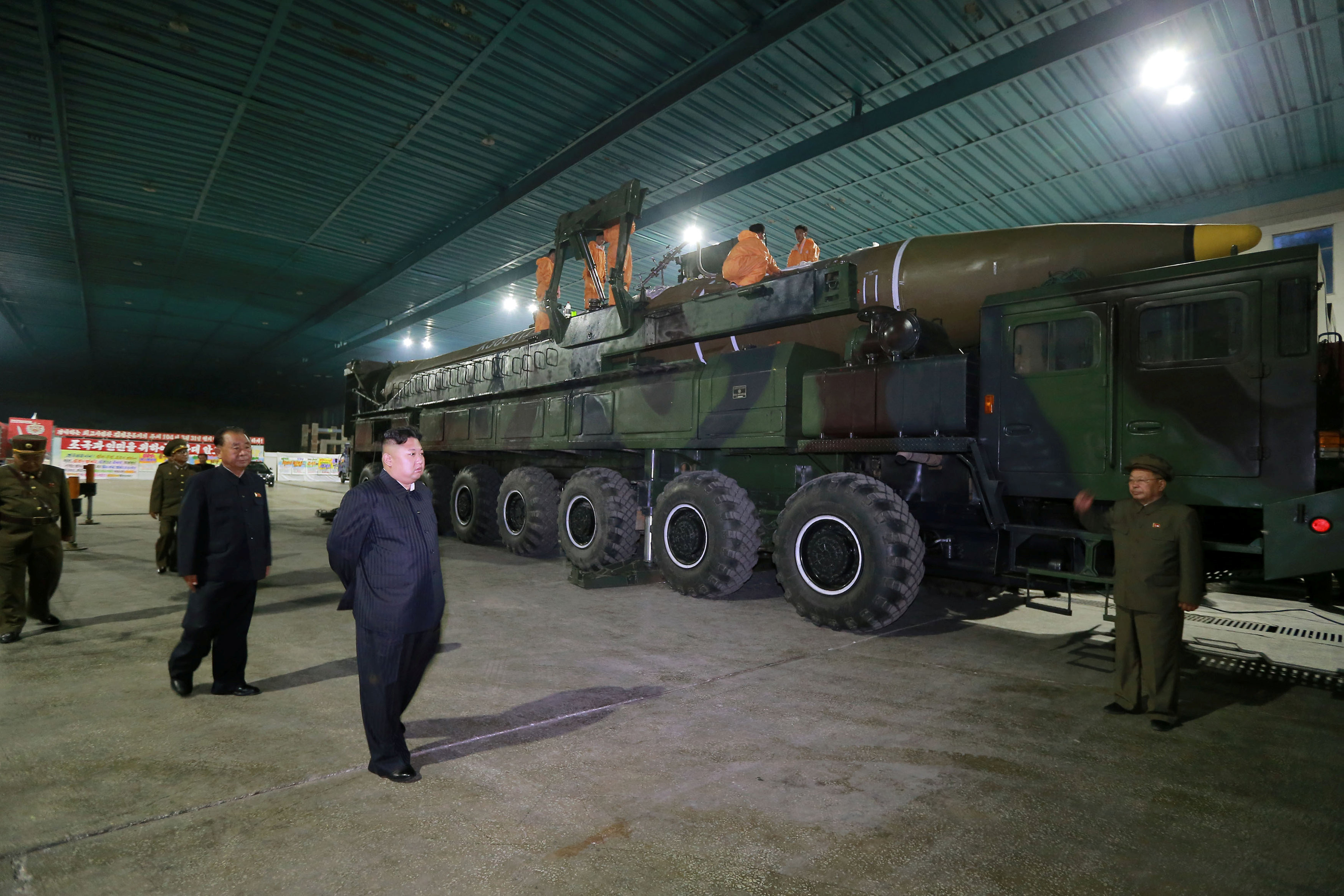 Ким Чен Ын инспектирует межконтинентальную баллистическую ракету. Фото: &copy;&nbsp;KCNA/REUTERS