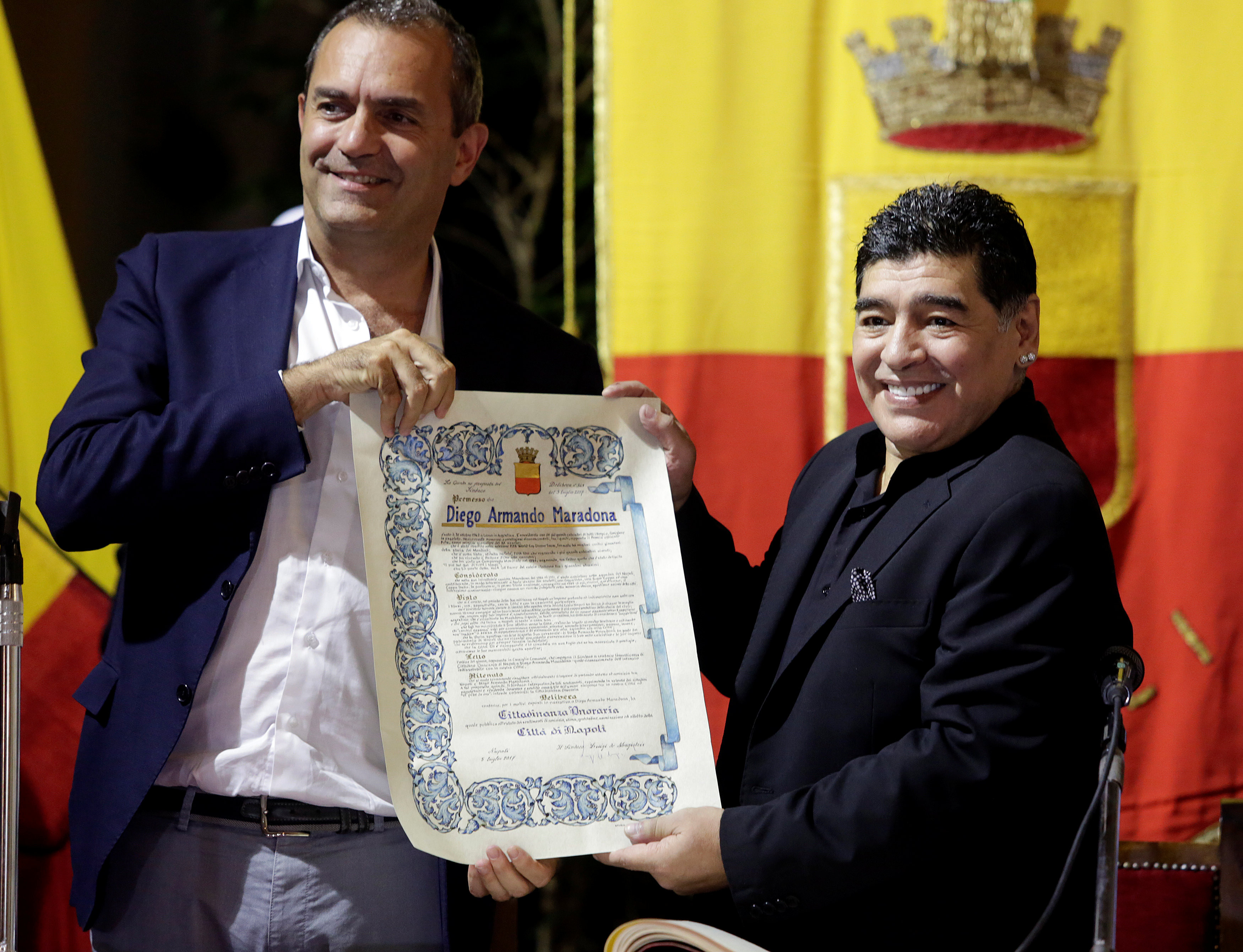 Мэр Неаполя вручил Диего Марадоне документ, удостоверяющий, что тот стал почётным гражданином города. Фото: &copy;&nbsp;REUTERS/Stefano Renna&nbsp;