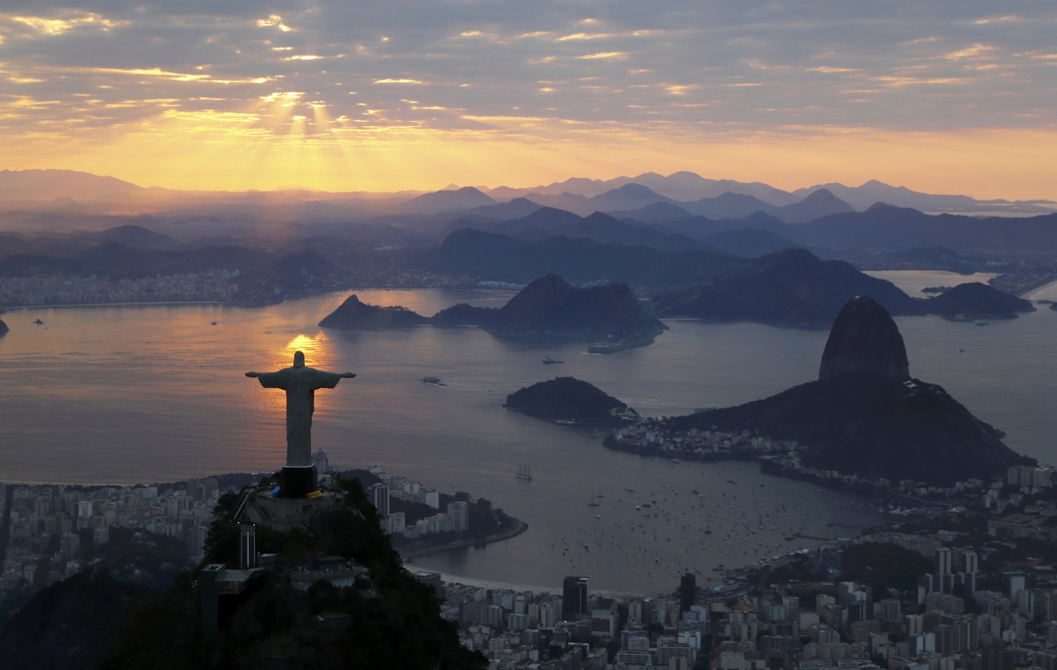 Статуя Христа-Искупителя на&nbsp;вершине горы Корковаду в Рио-де-Жанейро. Фото: &copy; REUTERS/Kai Pfaffenbach