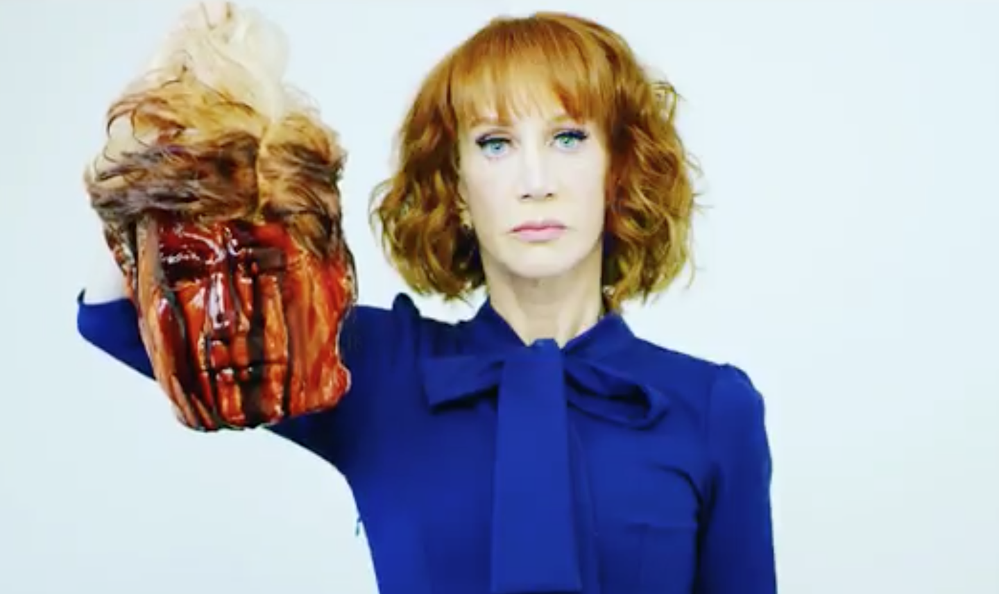 Кэти Гриффин с муляжом отрезанной головы. Фото: кадр из видео.