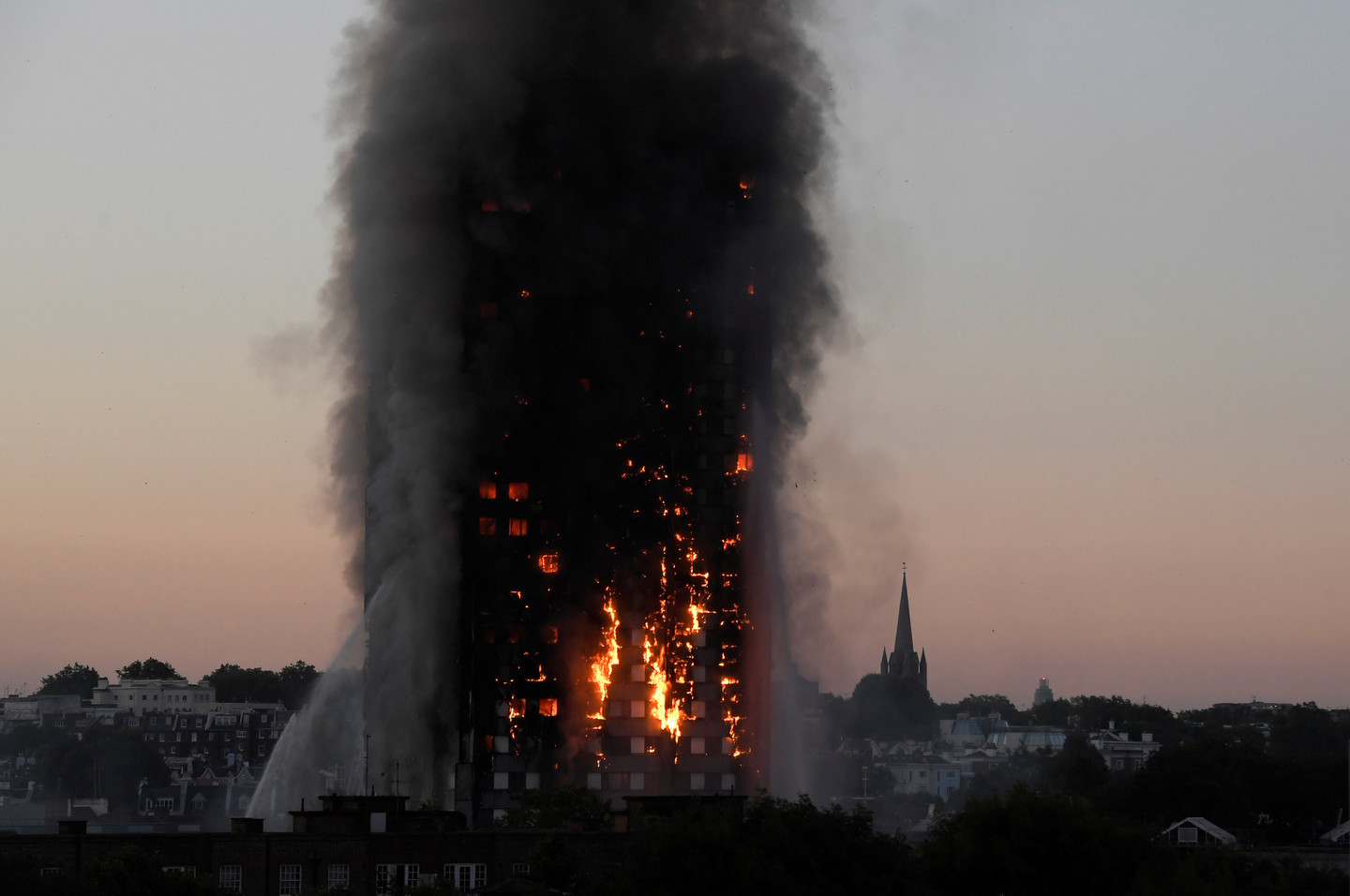 Горящее здание Greenfell Tower.&nbsp;Фото: &copy; REUTERS/Toby Melville