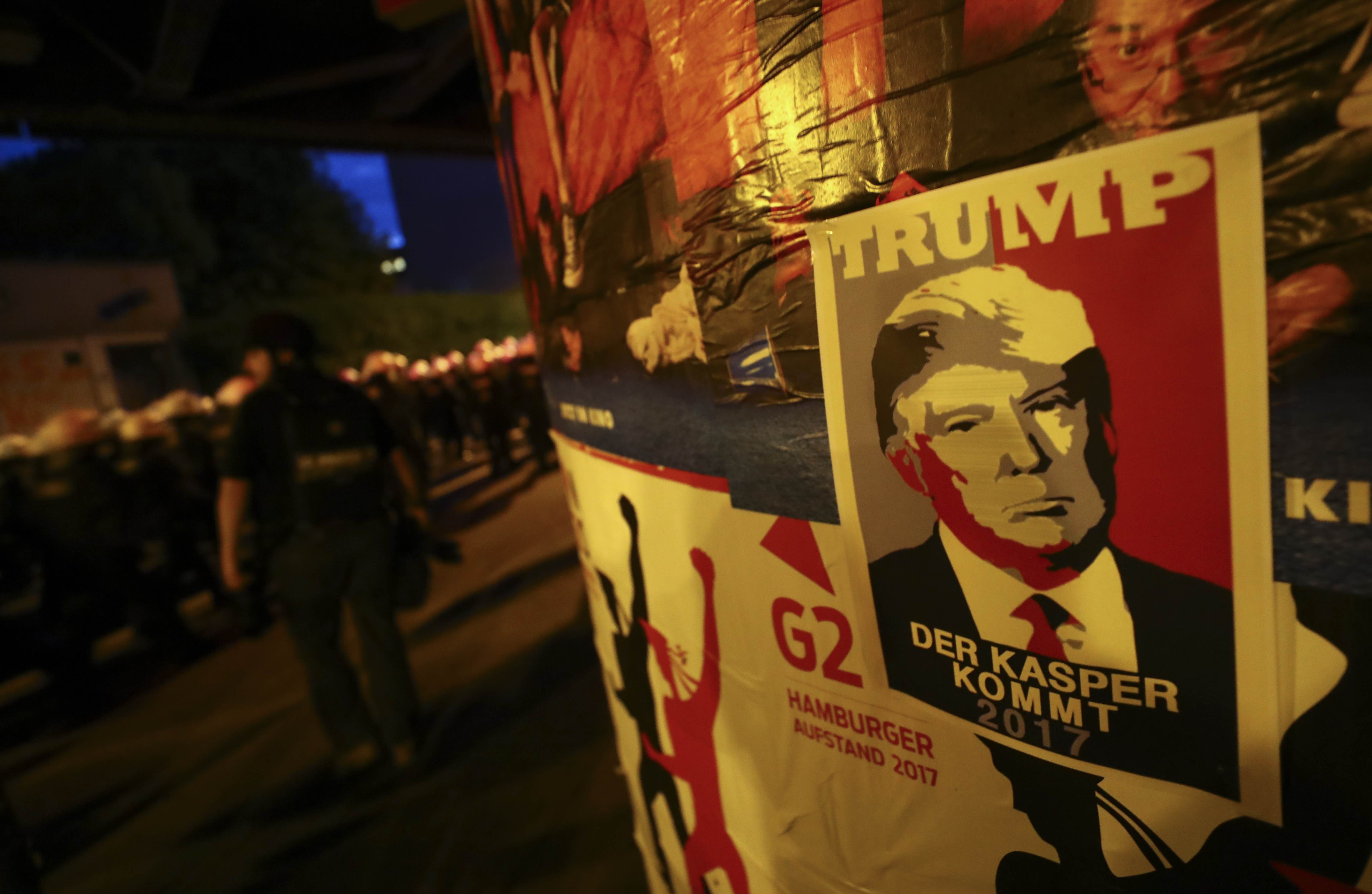 Плакат против саммита G20 и Дональда Трампа. Фото: &copy;&nbsp;REUTERS/Kai Pfaffenbach
