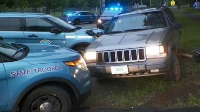 Полицейские автомобили и угнанный Санта-Клаусом внедорожник. Фото: полиции штата Мэн