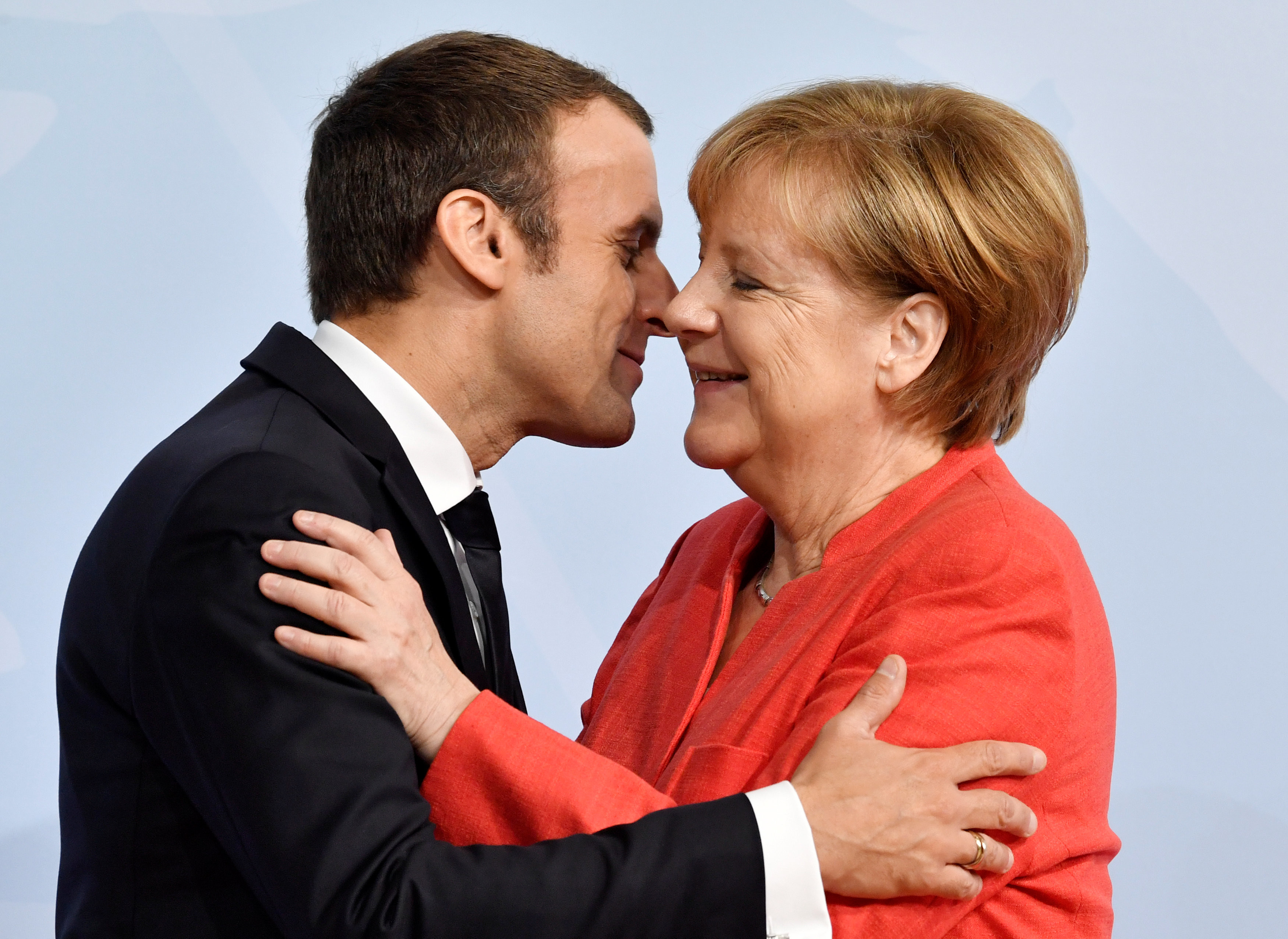Эммануэль Макрон и Ангела Меркель. Фото: © REUTERS/John MACDOUGALL