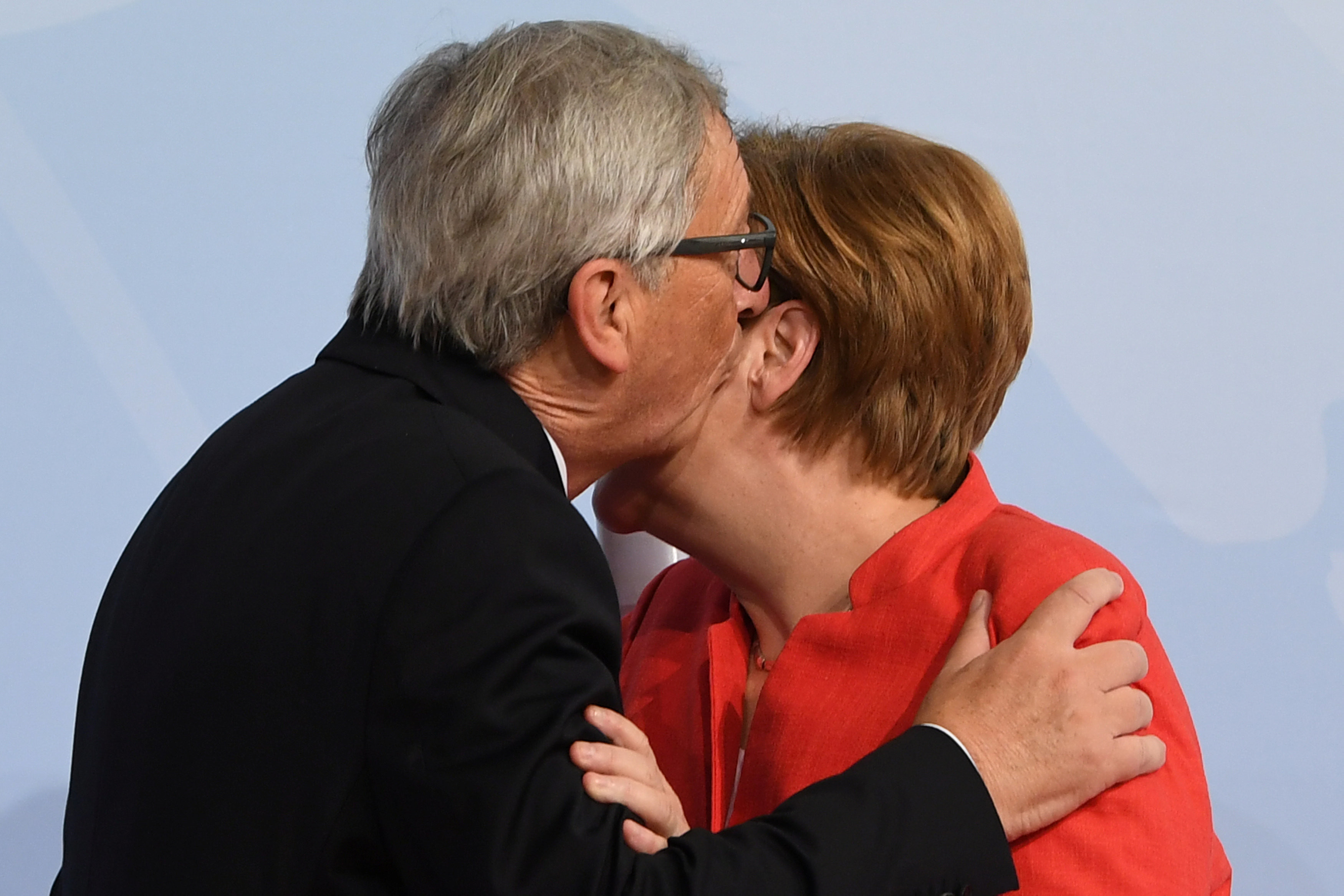 Ангела Меркель и Жан-Клод Юнкер. Фото: © REUTERS/Bernd von Jutrczenka