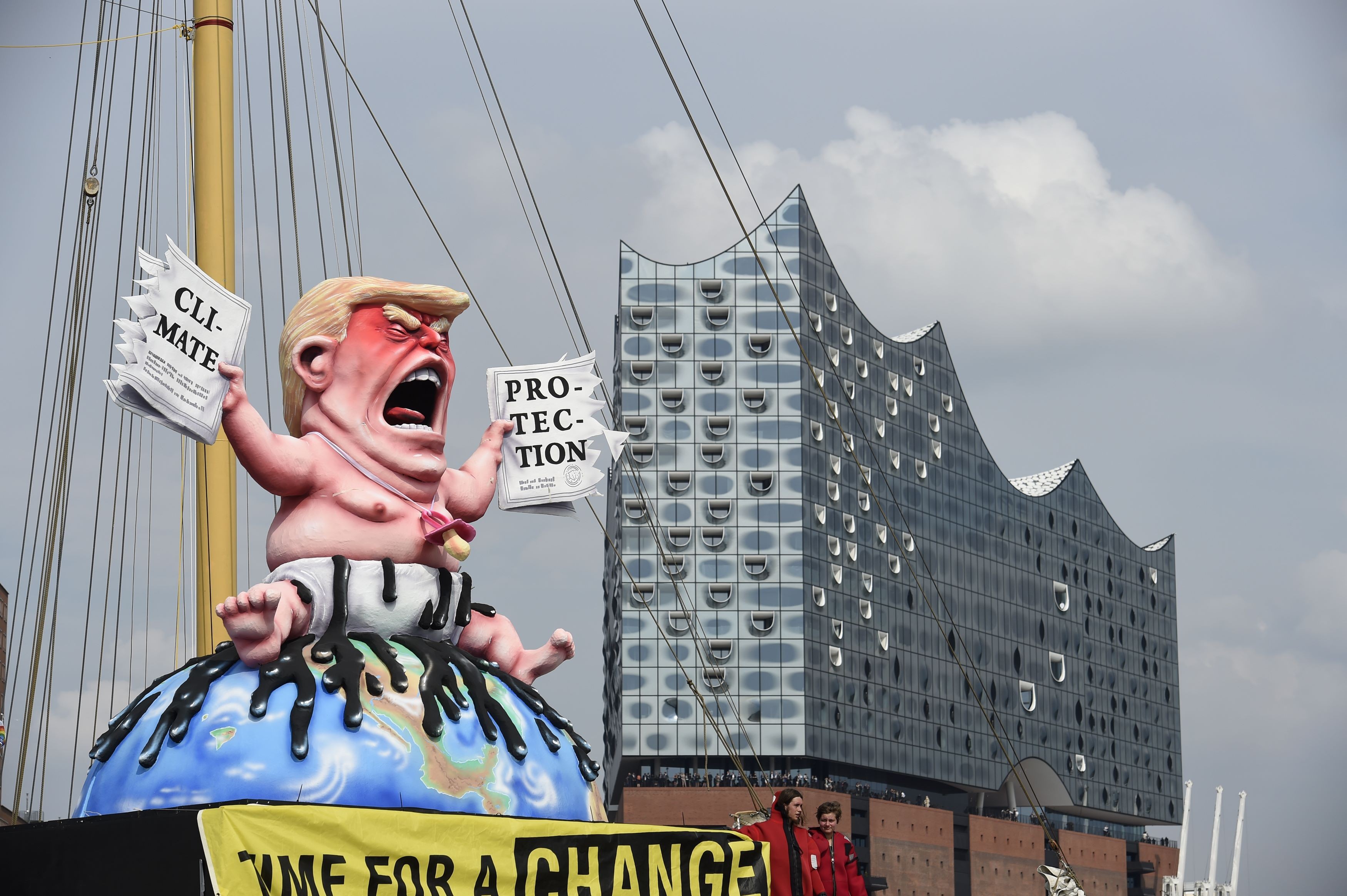 Статуя Greenpeace в Гамбурге. Фото: &copy; REUTERS/Fabian Bimmer