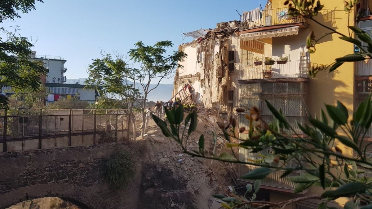 Место обрушения дома в Неаполе. Фото: Twitter/@MediasetTgcom24