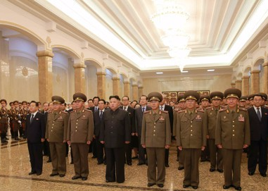 Ким Чен Ын в сопровождении членов партии и военных. Фото: Twitter/@YonhapNews
