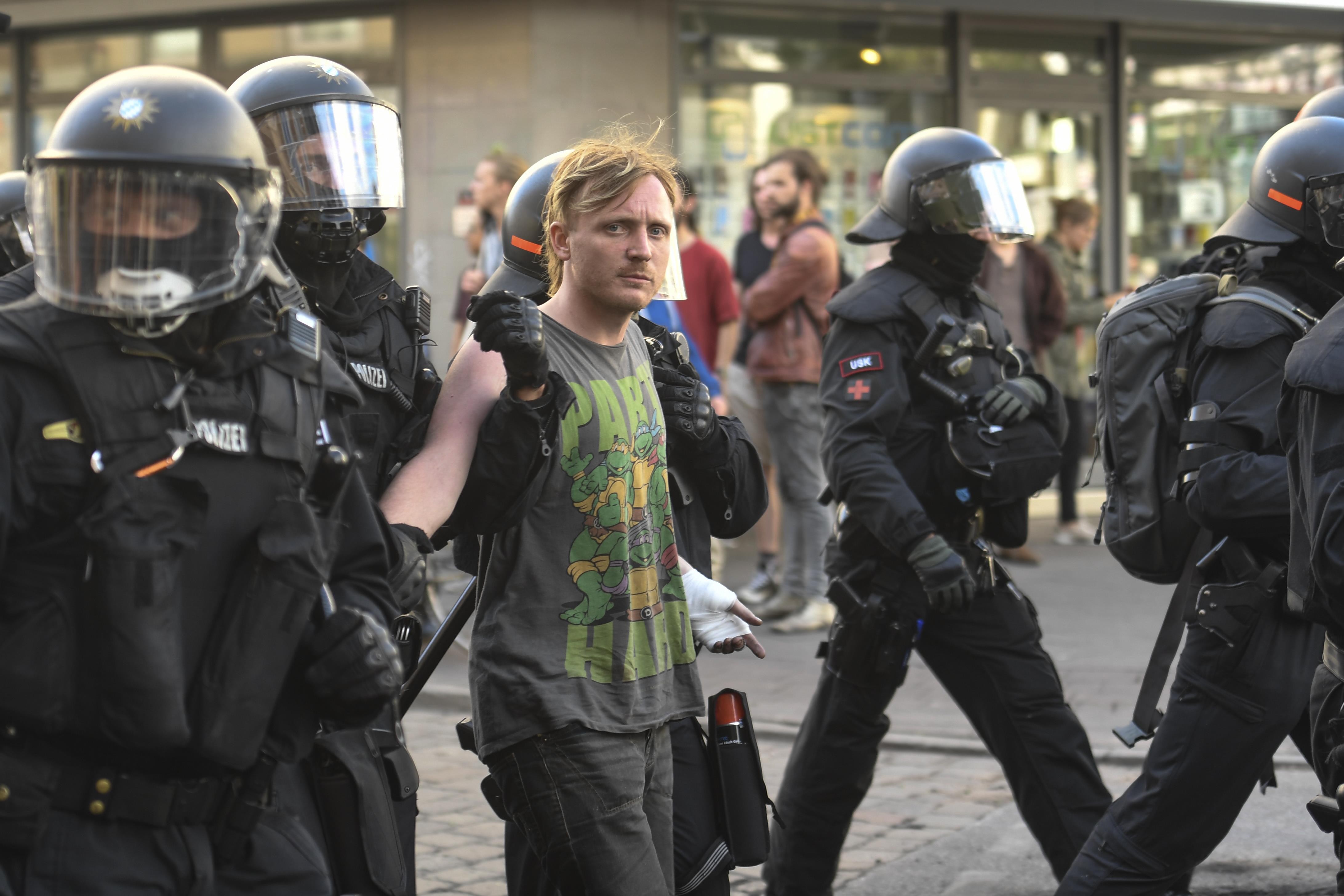 Полицейские ведут задержанного в Гамбурге. Фото: &copy; REUTERS/Fabian Bimmer