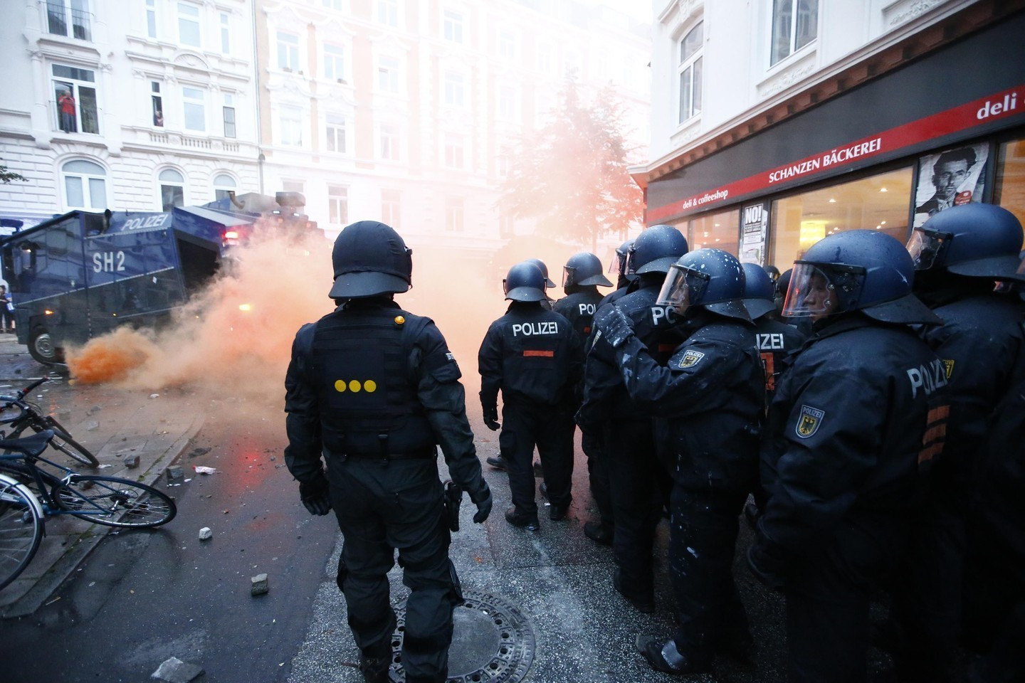 Полиция во время беспорядков в Гамбурге. Фото: &copy;&nbsp;REUTERS/Fabrizio Bensch
