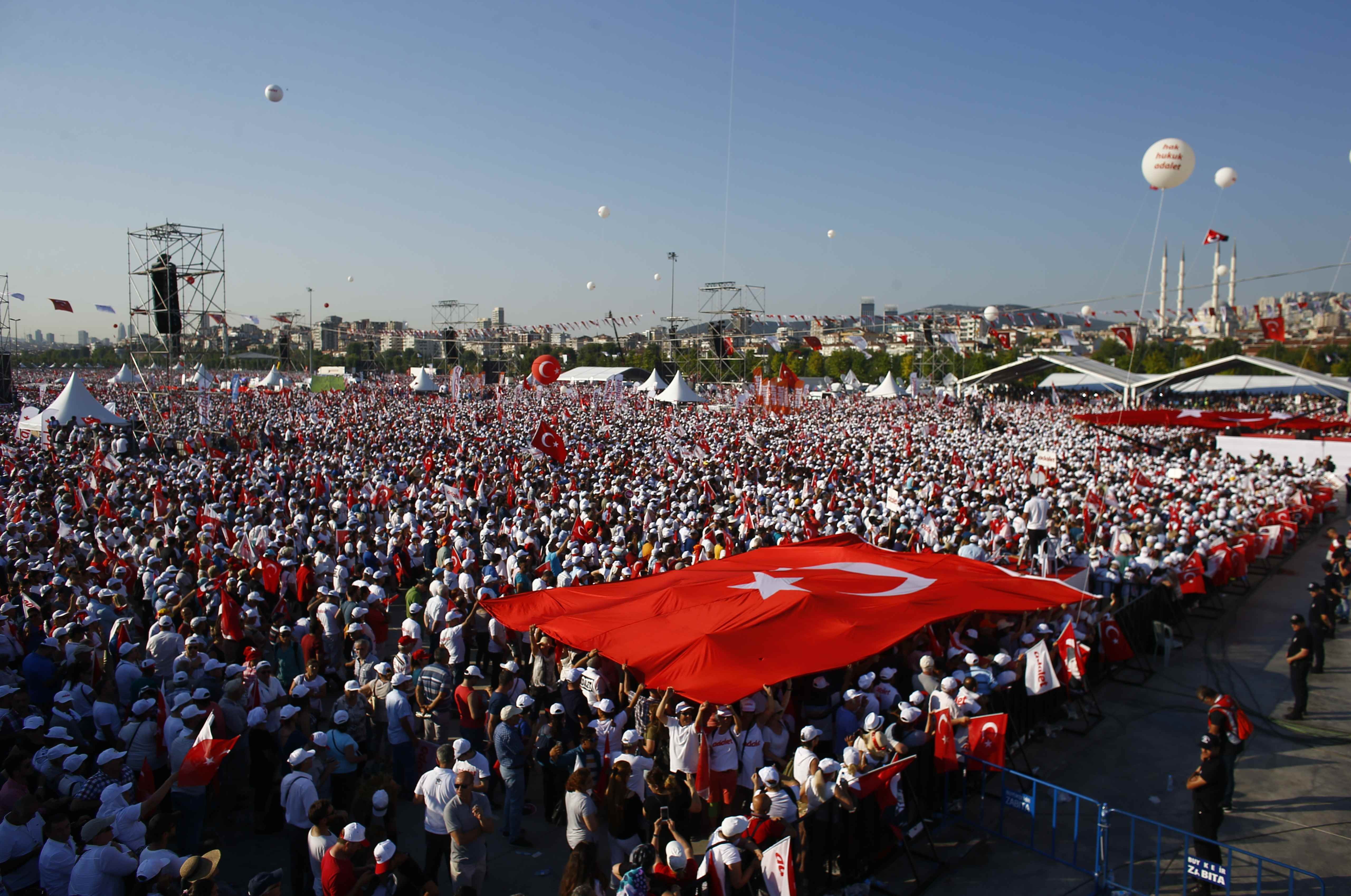 Митинг оппозиции в Стамбуле. Фото: &copy;REUTERS/Osman Orsal