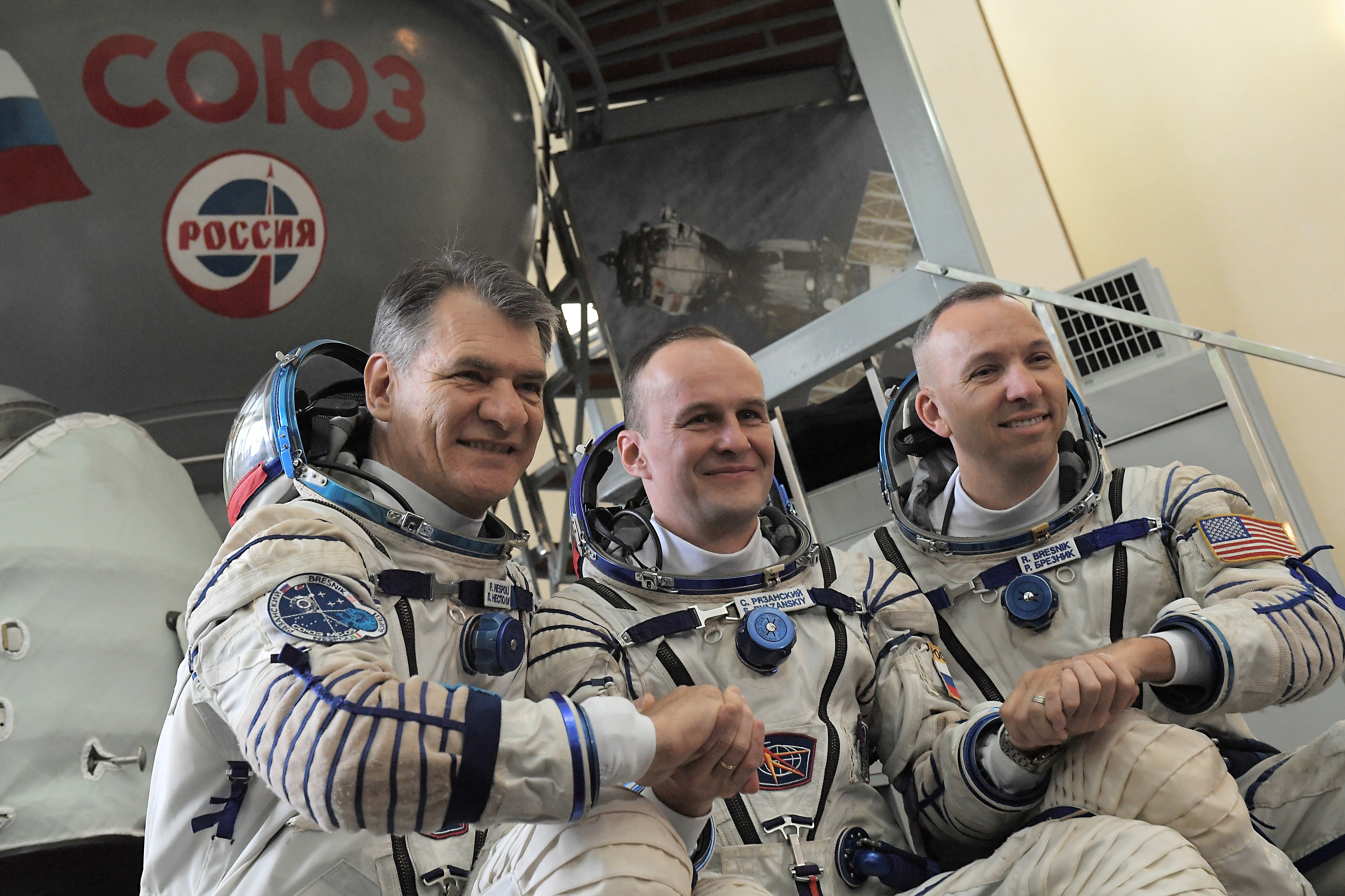 Российские космонавты россии. Российские и американские космонавты. Современные космонавты.