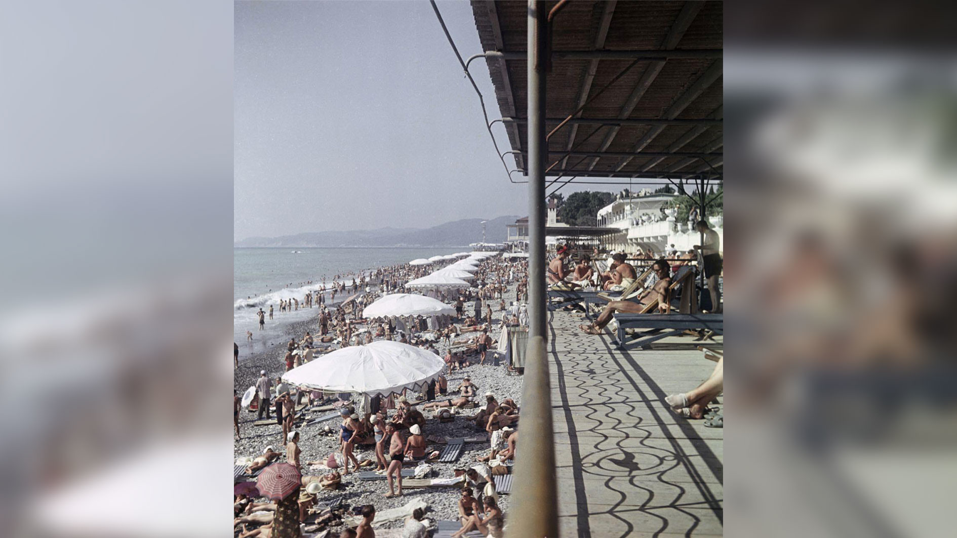 Пляж санатория "Лазурный Берег" в Сочи. Год 1960. Фото: © РИА Новости/Н. Максимов