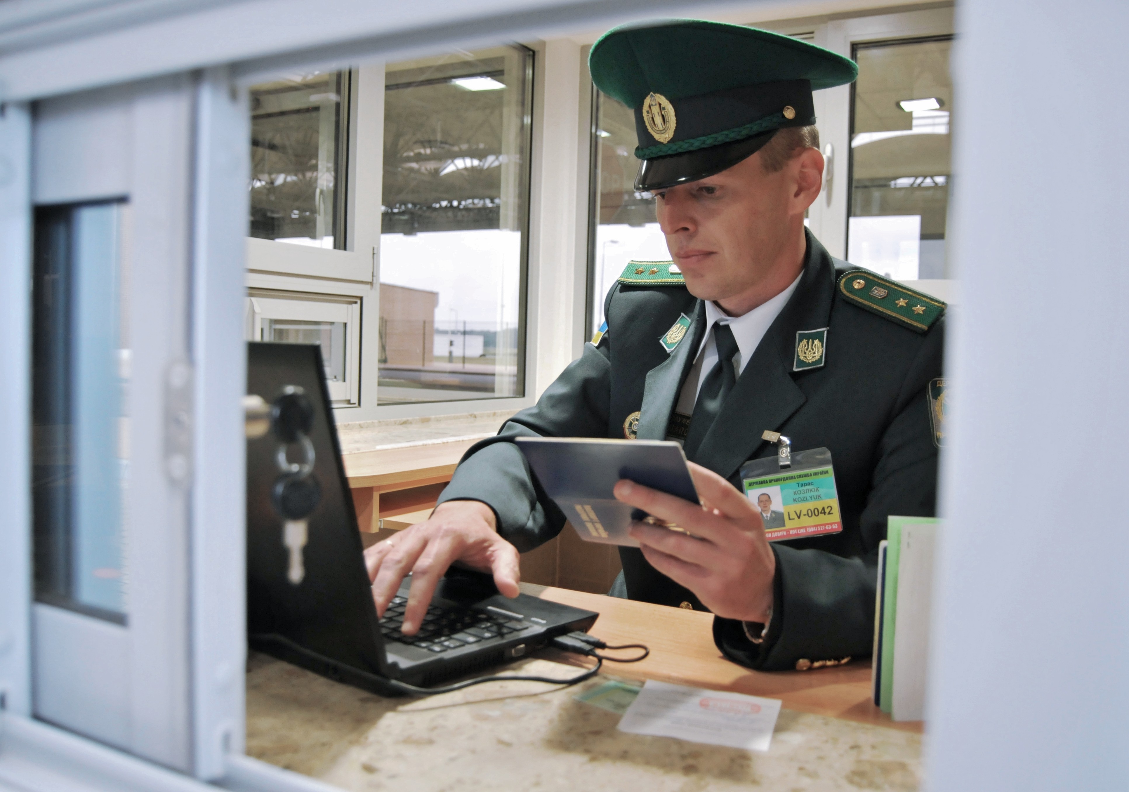 Сотрудник пограничной службы Украины. Фото: &copy; РИА Новости/Павел Паламарчук