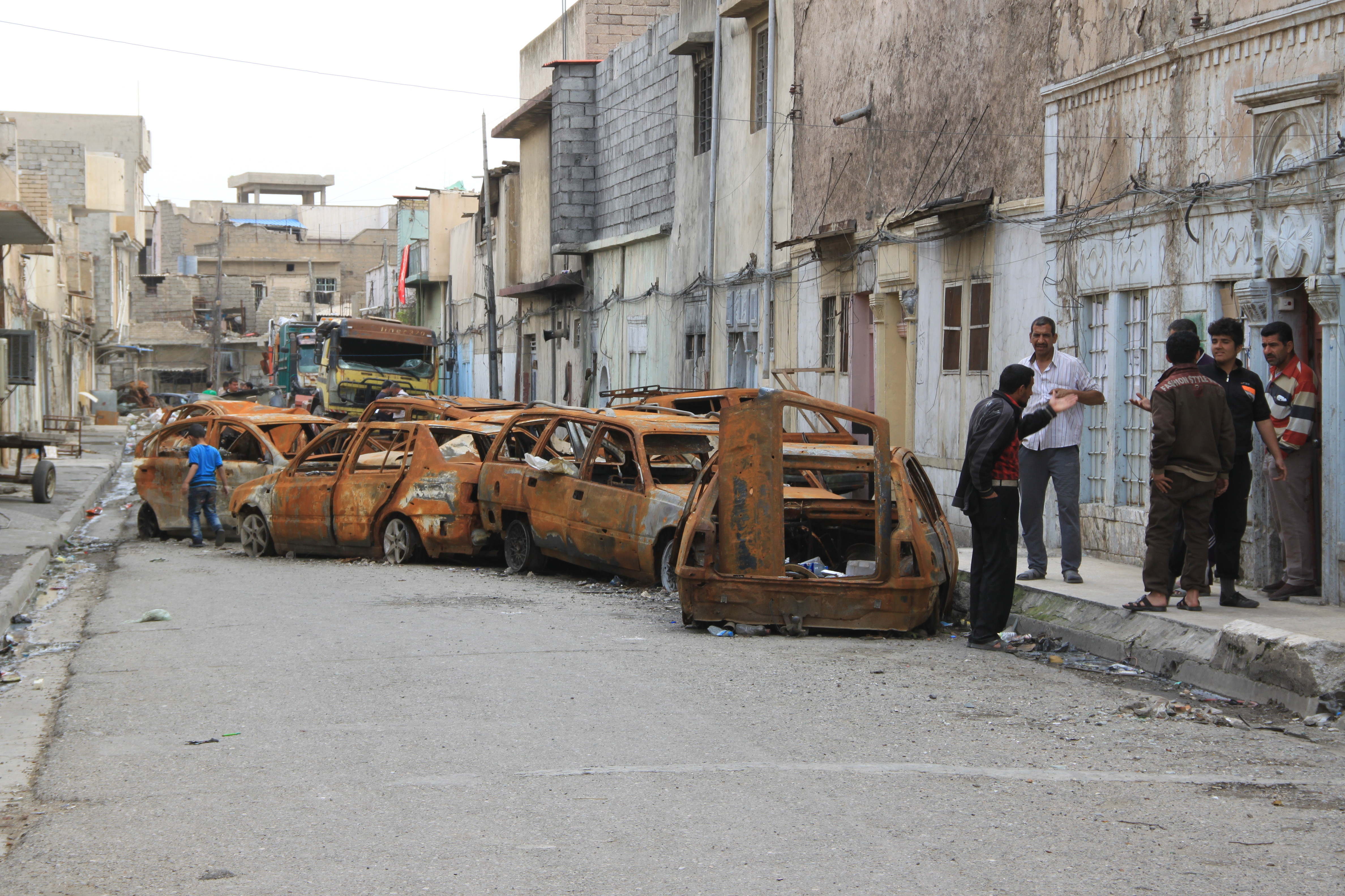 Автомобили, сожжённые боевиками ИГИЛ в западной части Мосула. Фото: &copy; РИА Новости/Рафаэль Даминов