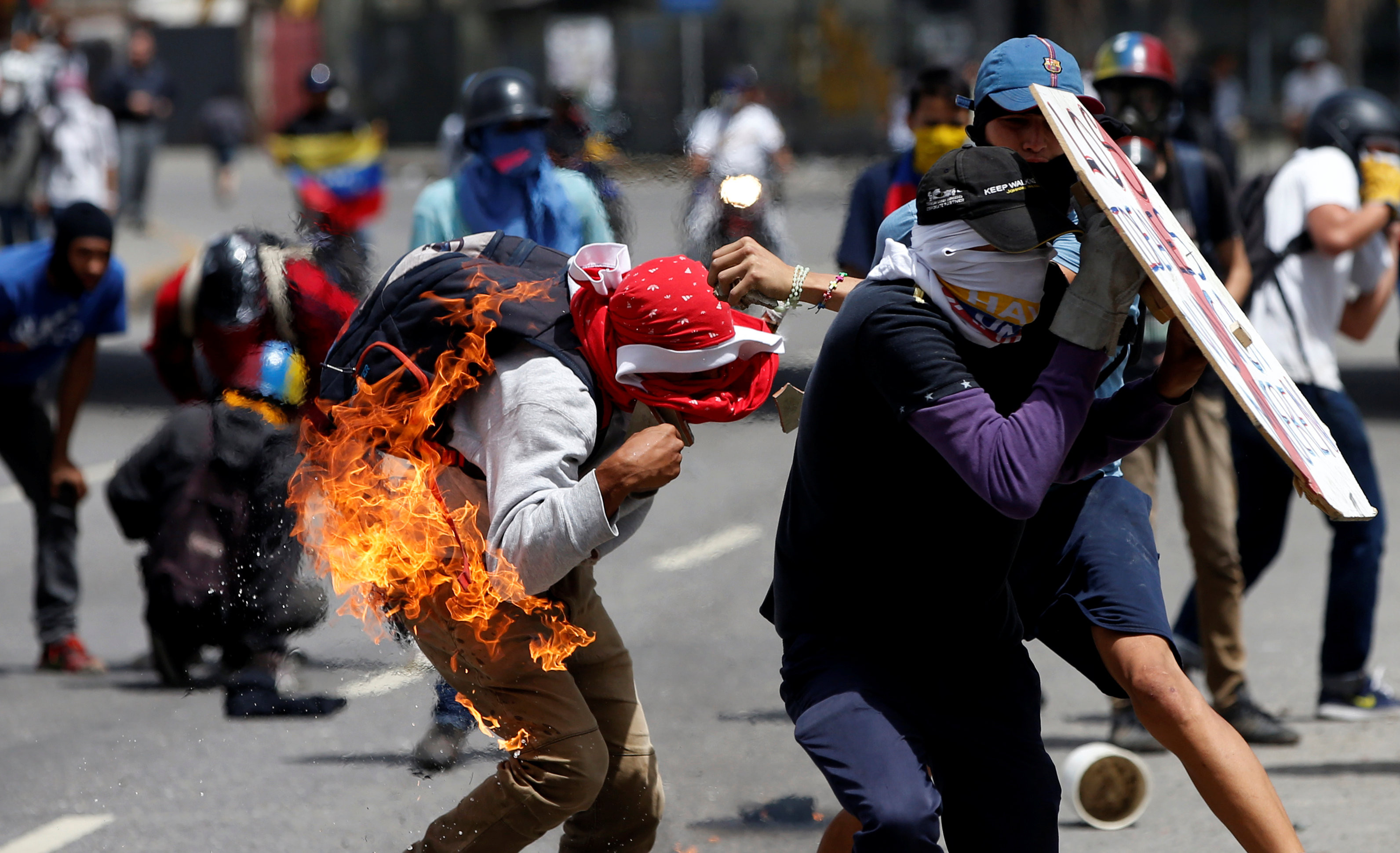 Участник демонстрации в Каракасе поджёг сам себя при попытке метнуть коктейль Молотова. Фото: &copy;&nbsp;REUTERS/Andres Martinez