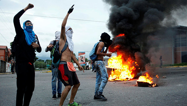 Беспорядки в Венесуэле. Фото:&nbsp;&copy; REUTERS / Carlos Eduardo Ramirez