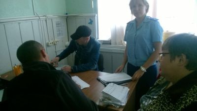 Работник завода получает зарплату. Фото: Прокуратура Свердловской области