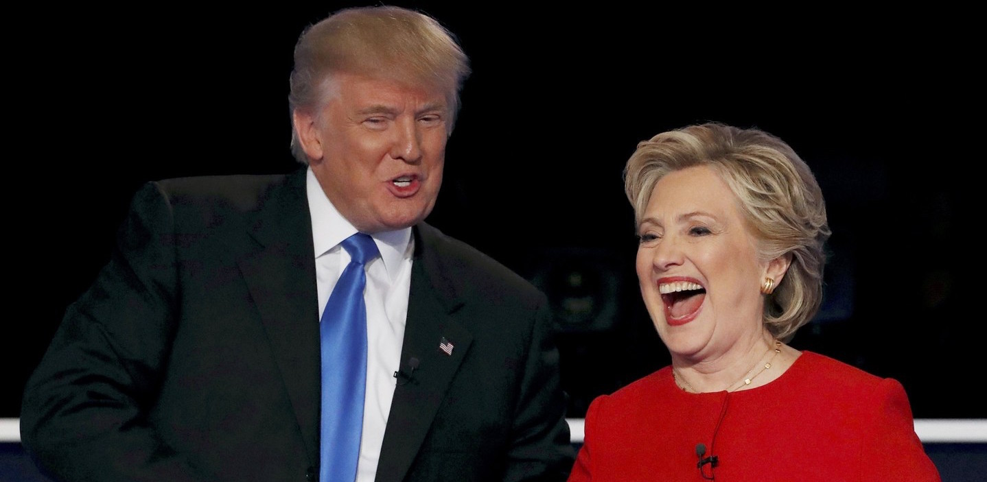 Дональд Трамп и Хиллари Клинтон во время второго раунда предвыборных дебатов. Фото: &copy; REUTERS/Mike Segar


