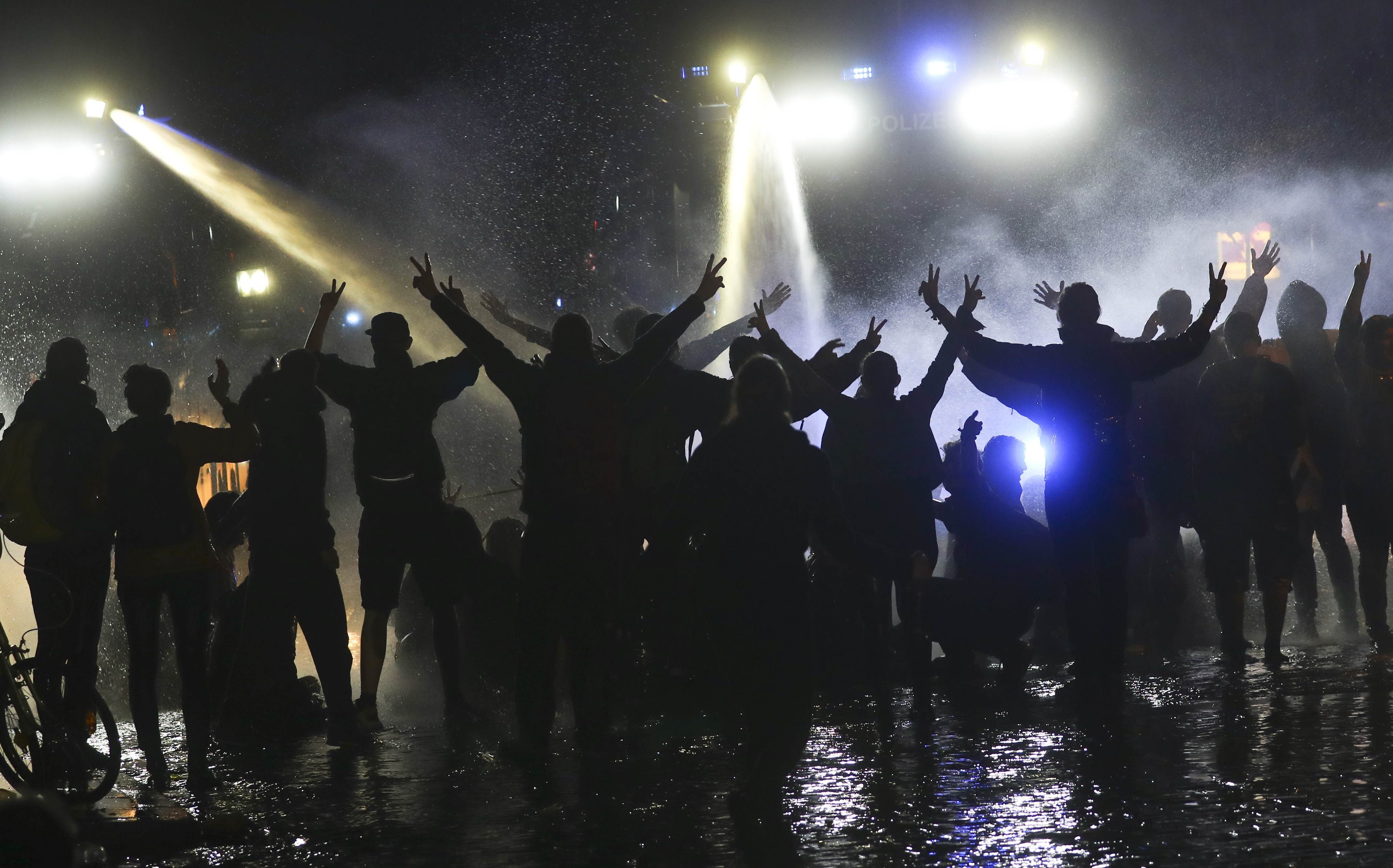 Полиция Гамбурга использует водяные пушки для разгона демонстрантов. Фото: &copy;&nbsp;REUTERS/Kai Pfaffenbach