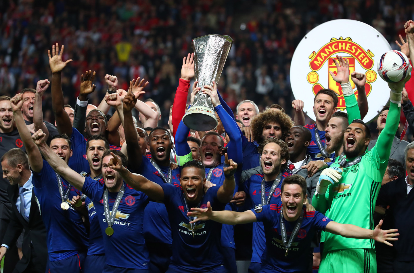 Футболисты "Манчестер Юнайтед" с выигранным в 2017 году кубком Лиги Европы. Фото: &copy; REUTERS/Michael Dalder