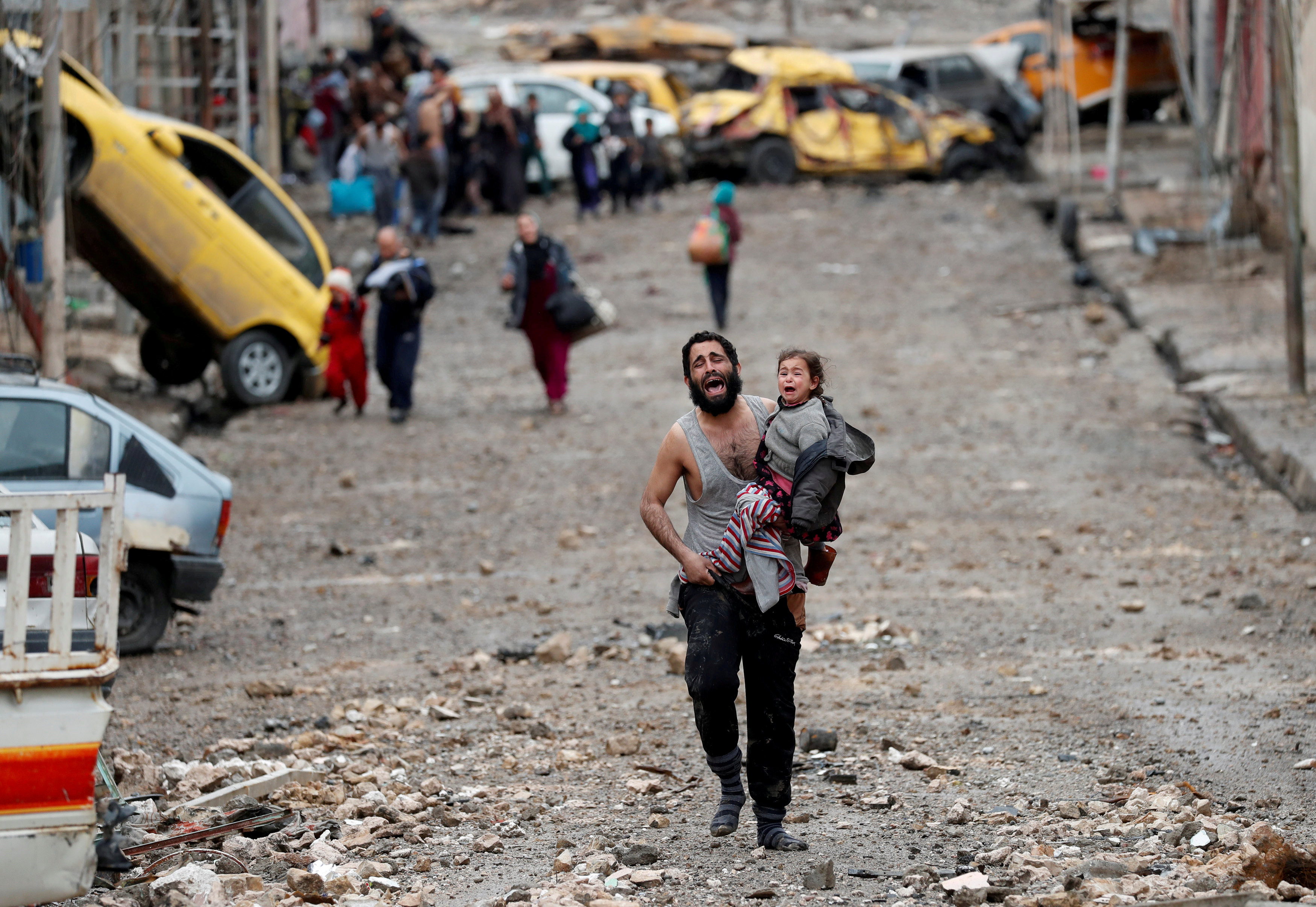 Отец с дочерью на улицах Мосула. Фото: &copy;&nbsp;REUTERS/Goran Tomasevic