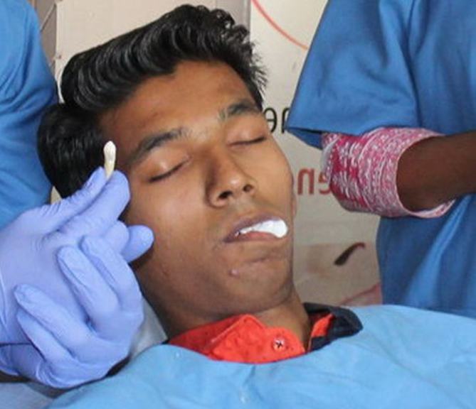 Урвил Патель после операции и его удалённый зуб. Фото: &copy;Mirror