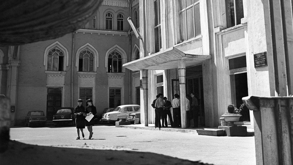 Абитуриенты у входа в Таджикский государственный университет. Год 1972 Фото: © РИА Новости