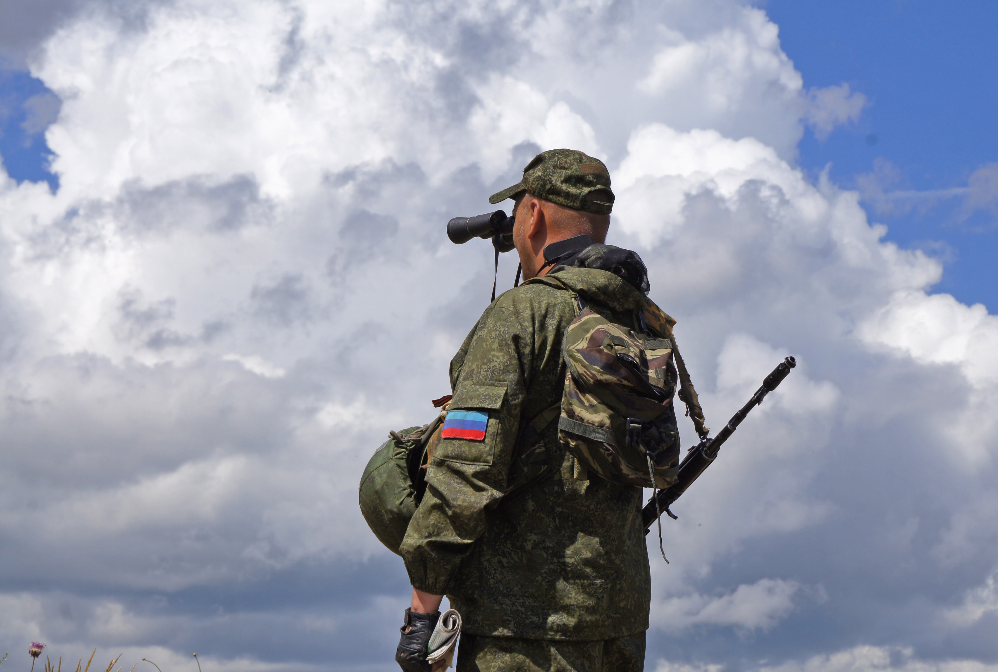 Военнослужащий Народной милиции ЛНР на позициях у линии соприкосновения в Донбассе. Фото: &copy;РИА Новости&nbsp;