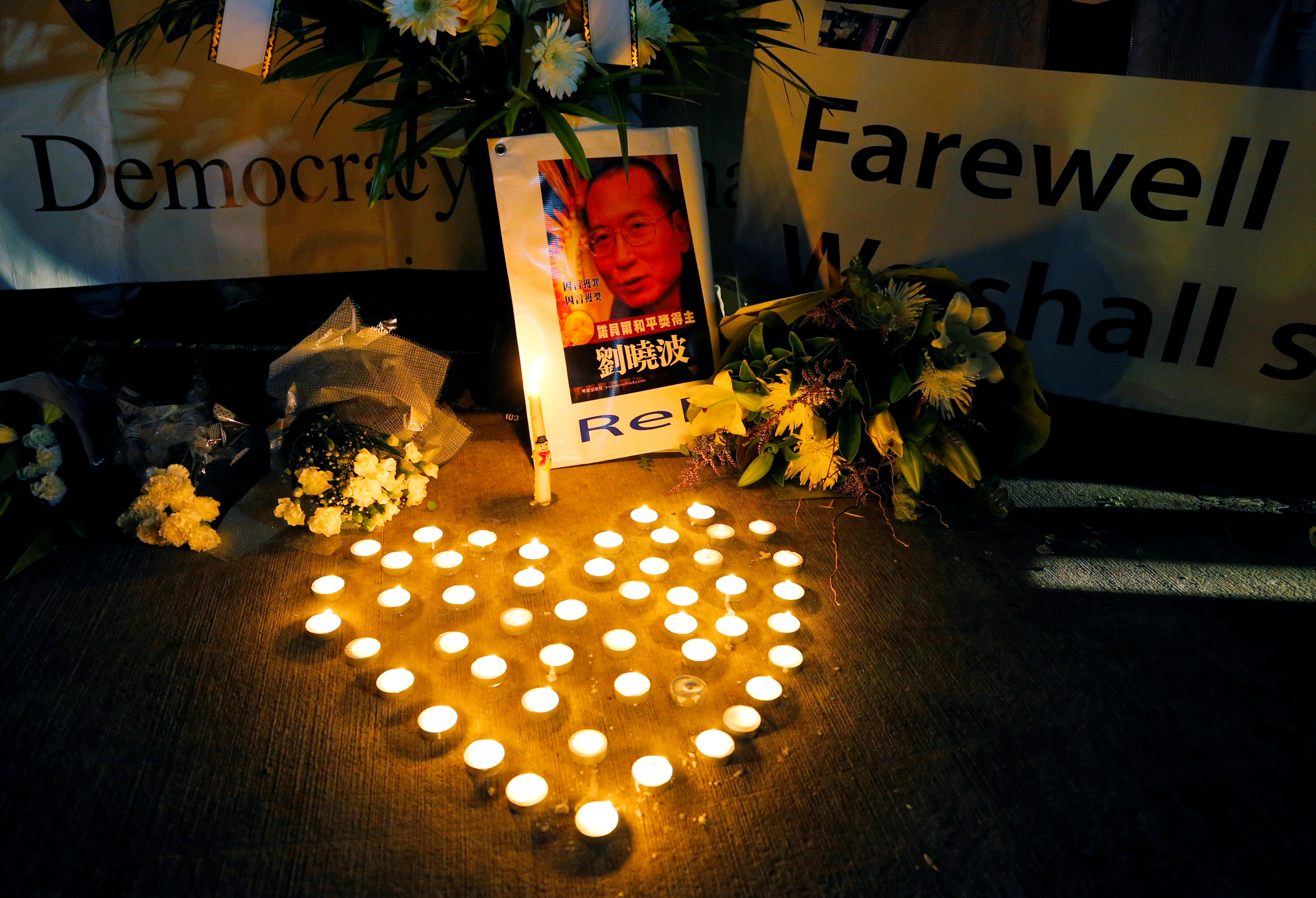 Свечи и портрет правозащитника Лю Сяобо возле консульства Китая в Сиднее. Фото: &copy; REUTERS/Jason Reed