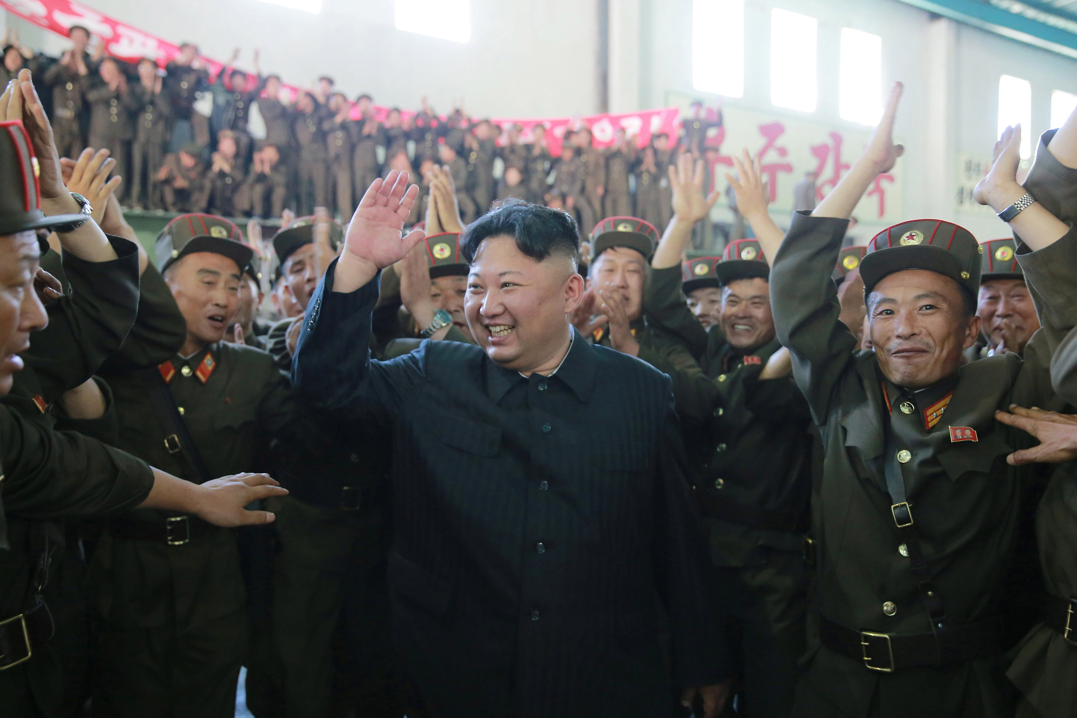 Лидер КНДР Ким Чен Ын в окружении северокорейских военных. Фото: &copy;&nbsp;KCNA/REUTERS