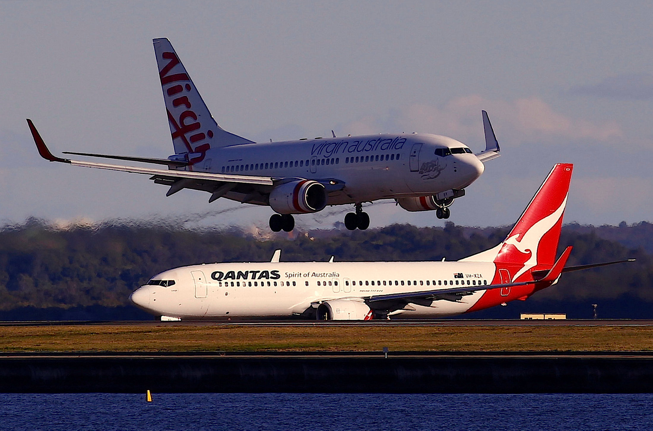 Самолёты авиакомпаний Qantas и Virgin Australia. Фото: &copy; REUTERS/David Gray