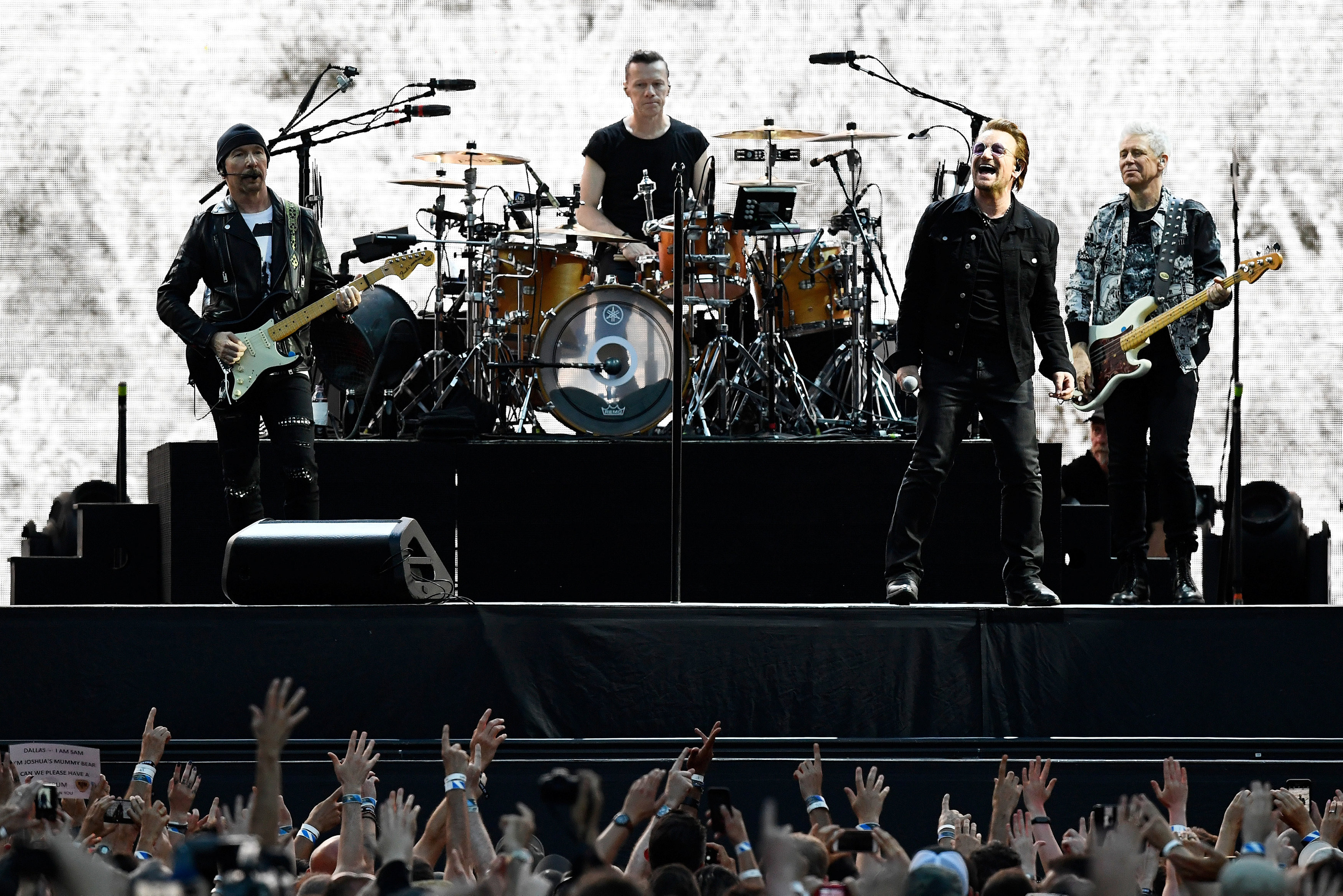Выступление группы U2 в Лондоне 8 июля 2017 года. Фото: &copy;&nbsp;REUTERS/Dylan Martinez