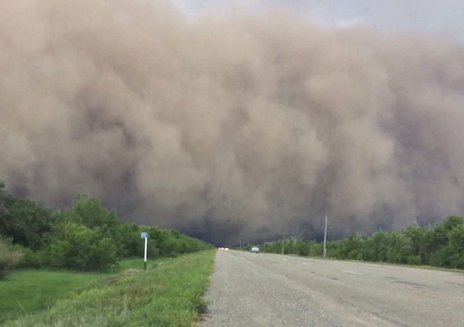 Пыльная буря в окрестностях Усть-Каменогорска 17 июля. Фото: соцсети