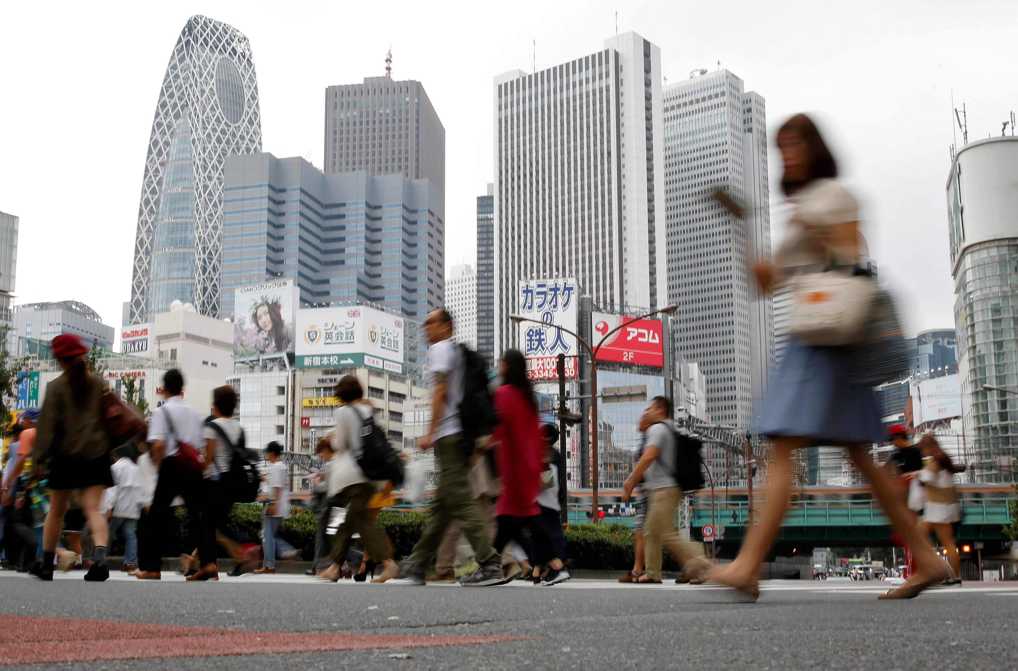 Пешеходы в Токио. Фото: &copy;&nbsp;REUTERS/Toru Hanai