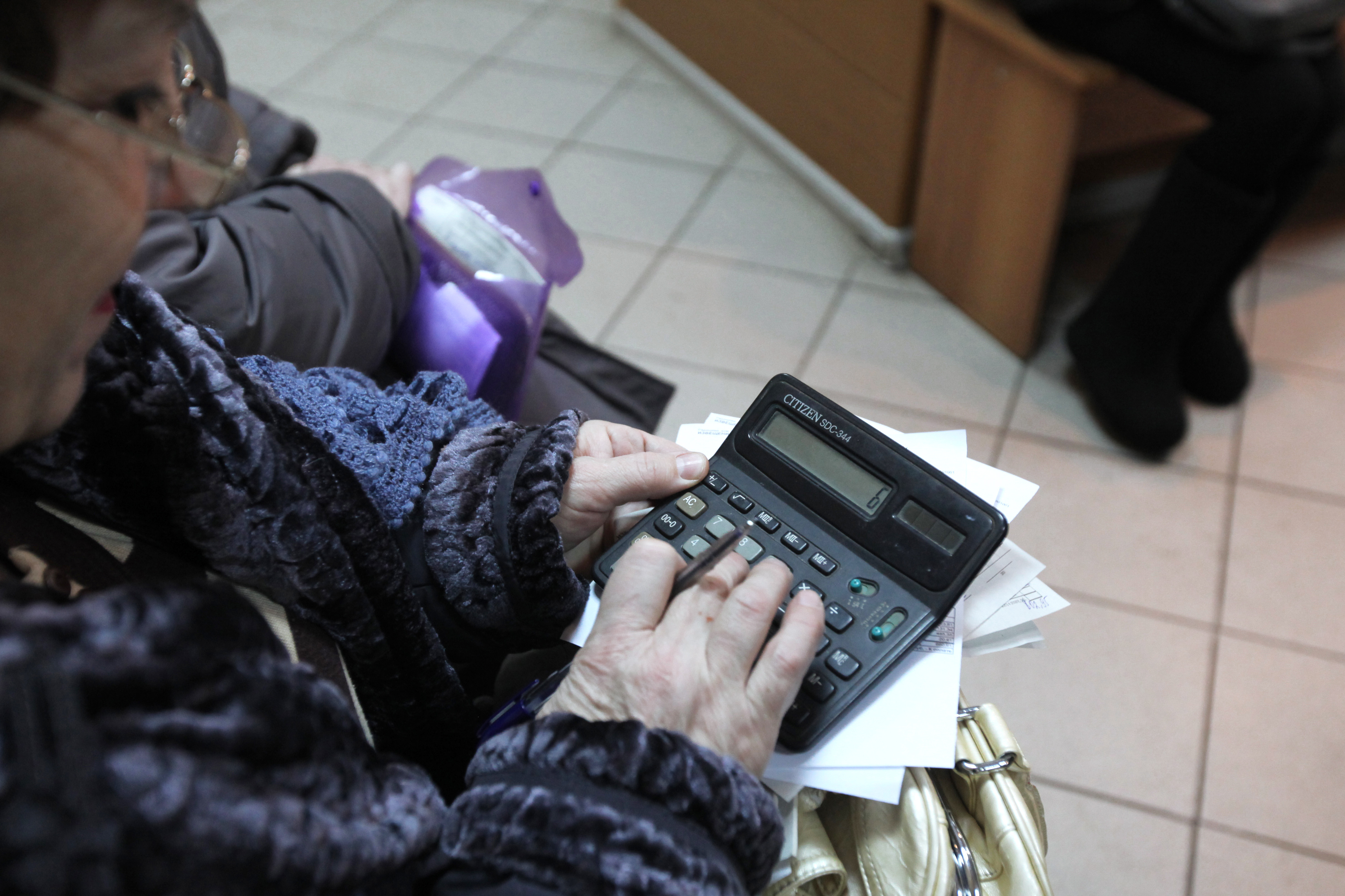Женщина ожидает своей очереди в кассу. Фото: &copy; РИА Новости/Алексей Мальгавко