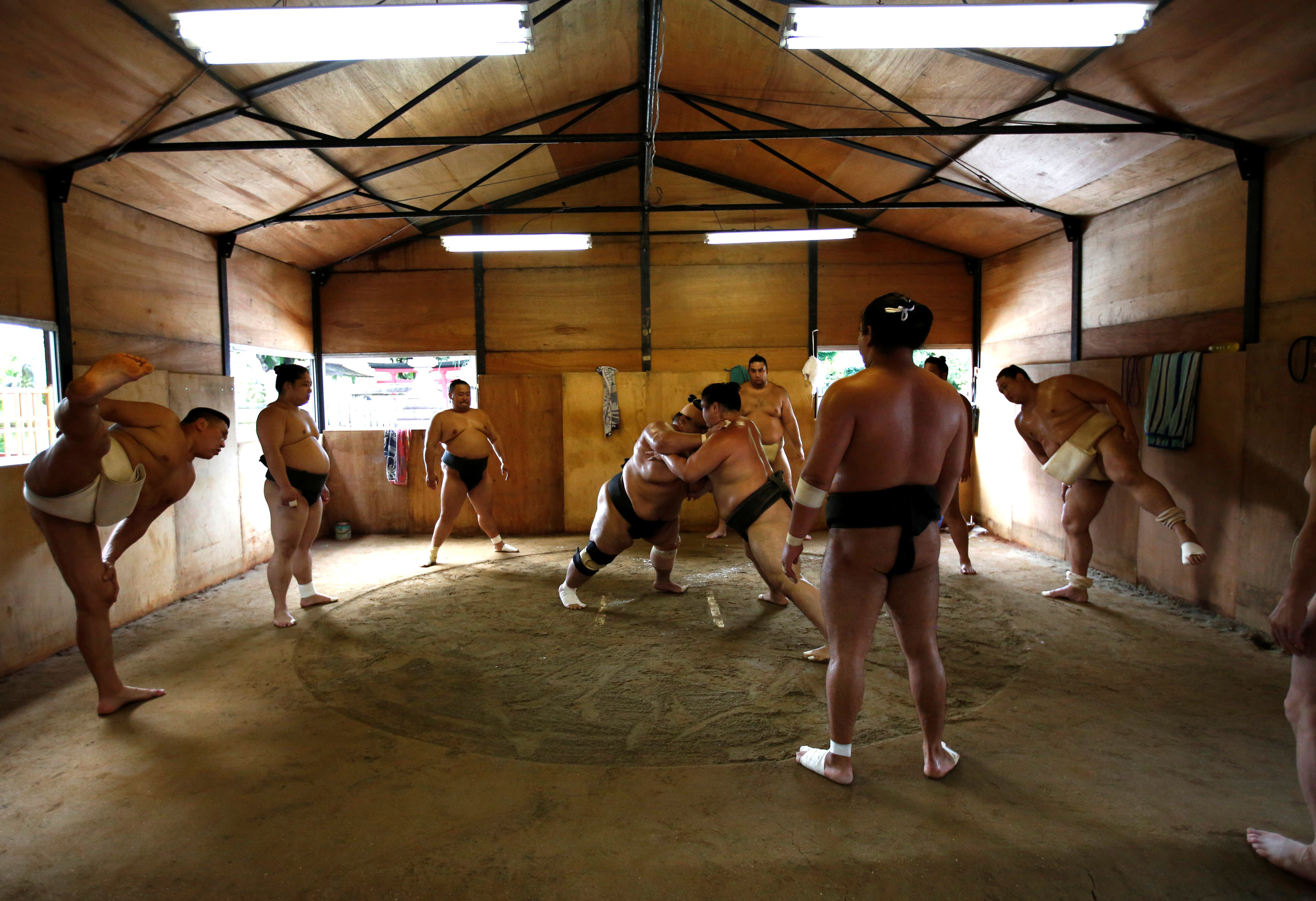 Тренировка борцов в храме. Фото © REUTERS/Issei Kato