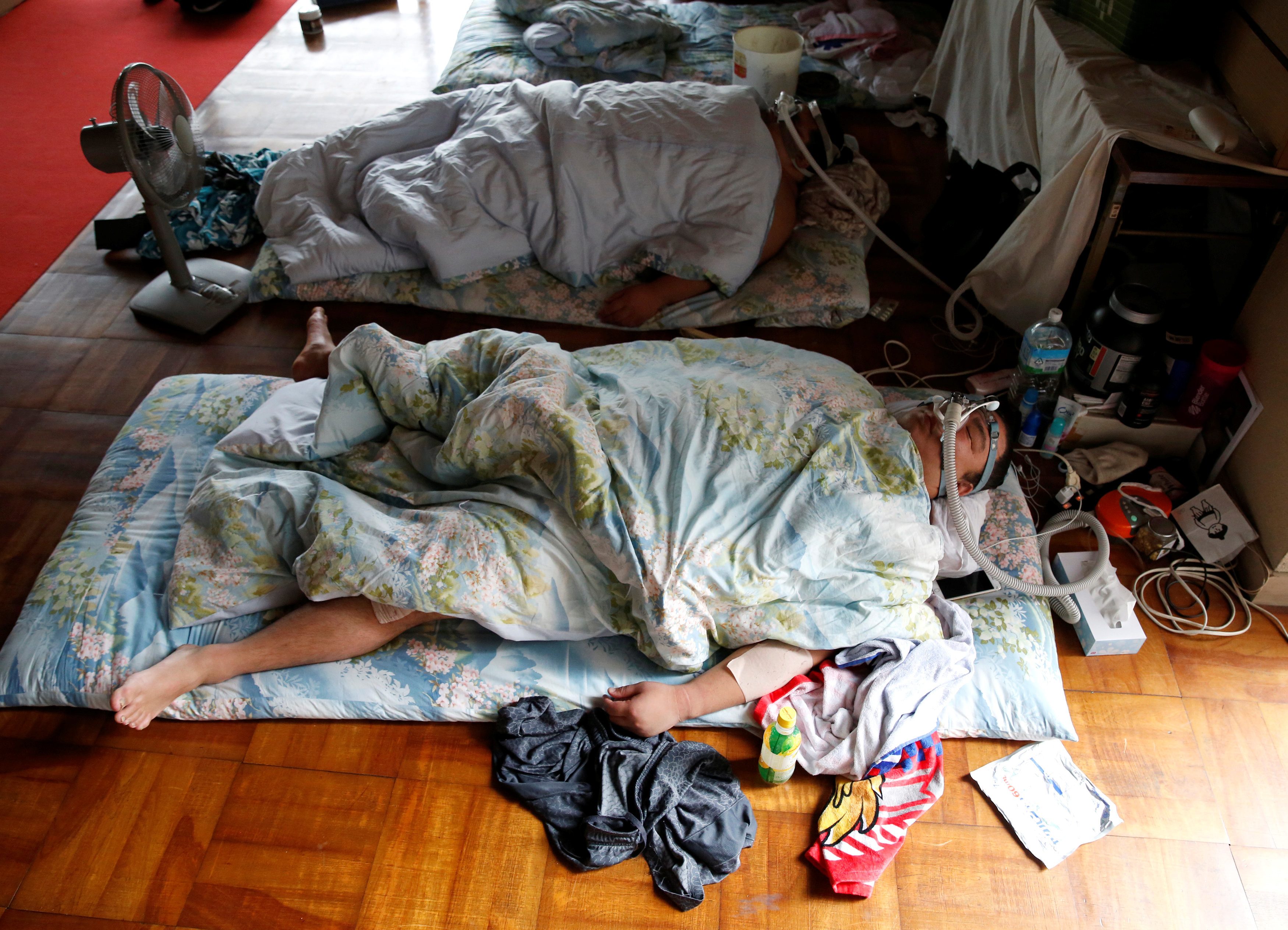После приёма пищи борцам полагается несколько часов сна. При этом они спят в кислородных масках для восстановления дыхания. Фото © REUTERS/Issei Kato