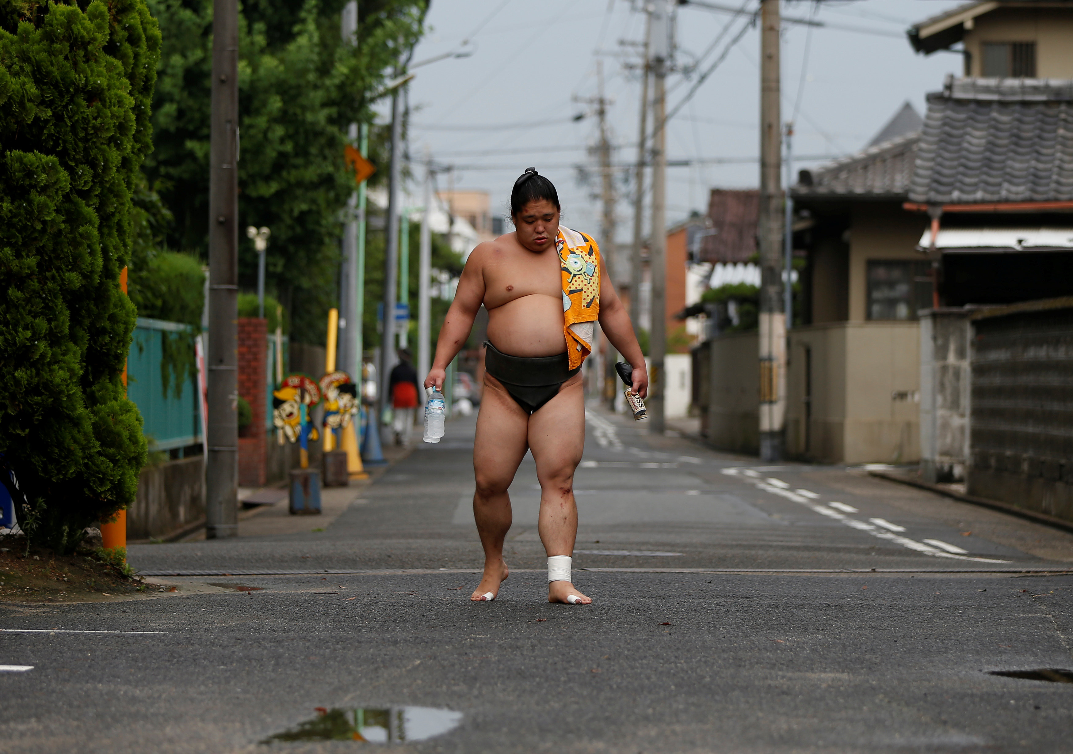Борец сумо идёт на тренировку в храм Ганджоджи. Фото © REUTERS/Issei Kato