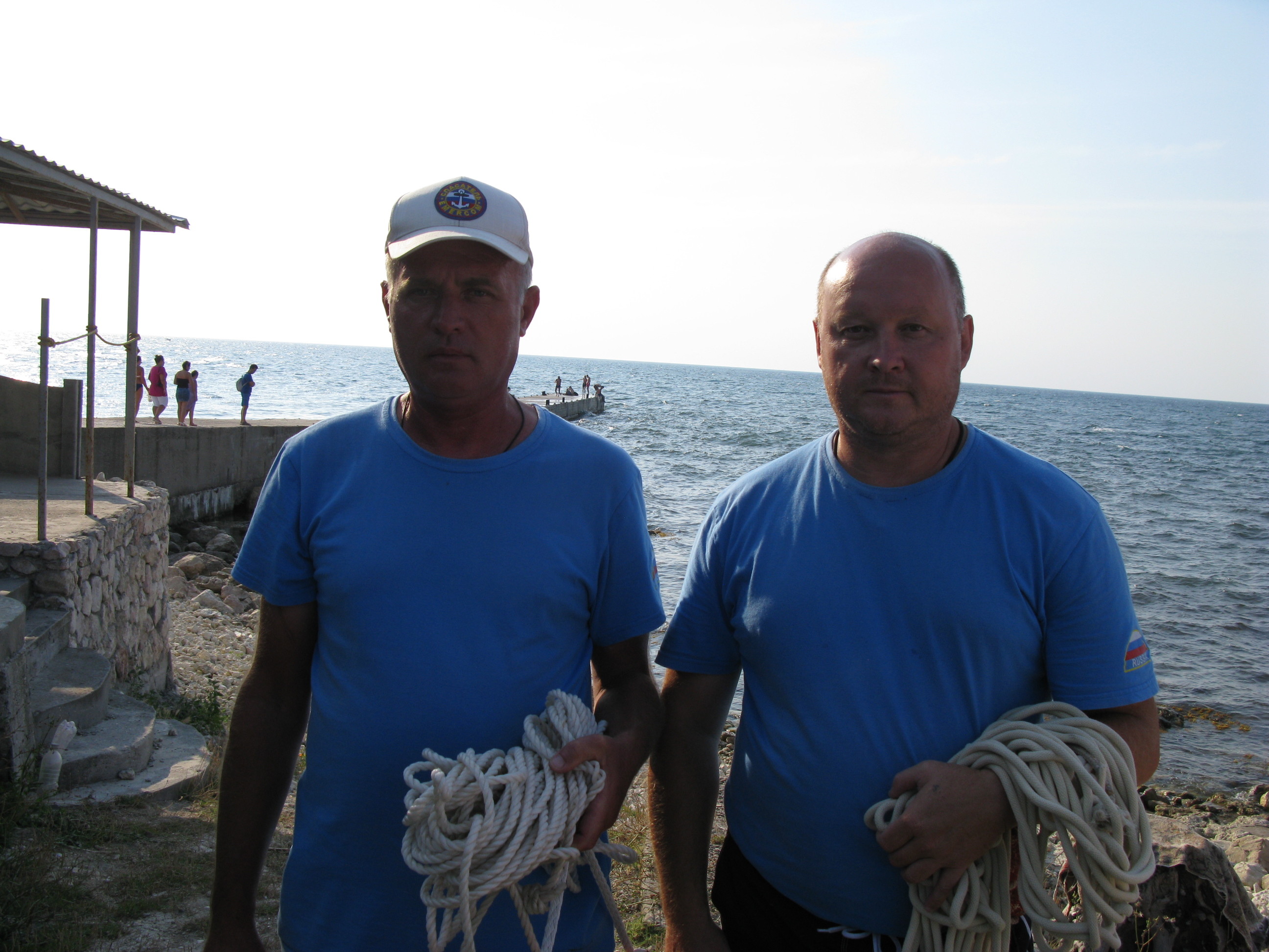 Спасатели А. Ражко и А. Ветошкин. Фото: ©sevastopol.su/Владимир Пасякин