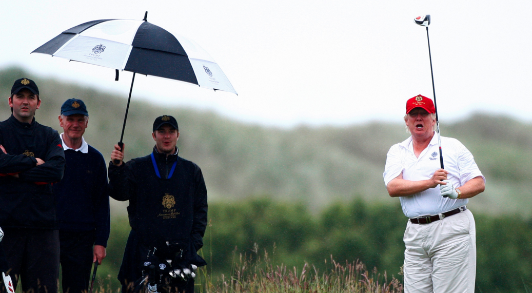 Президент США Дональд Трамп во время игры в гольф. Фото: &copy; REUTERS/David Moir