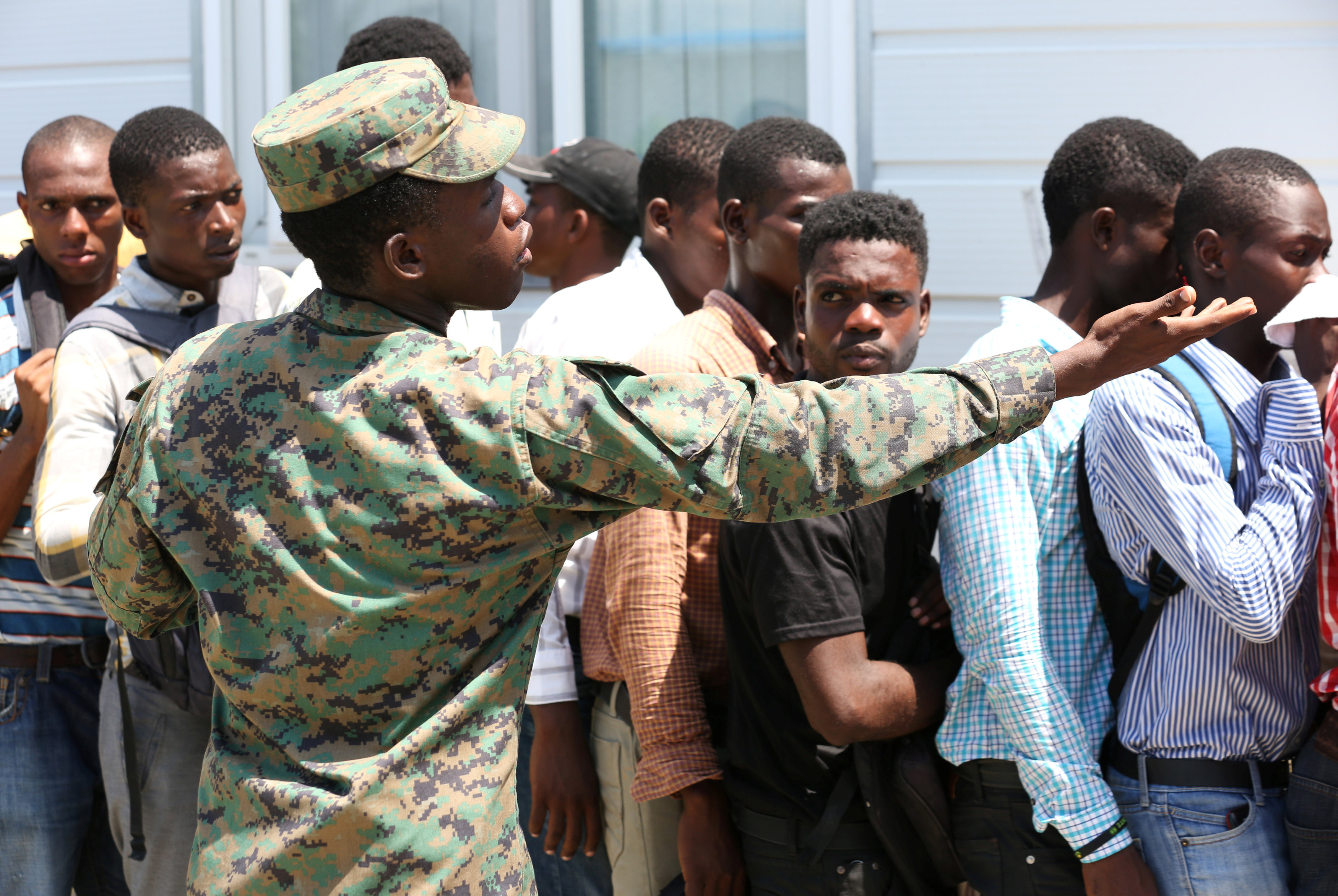 Молодые люди, желающие вступить в ряды вооружённых сил Гаити. Фото: &copy;&nbsp;REUTERS/Jeanty Junior Augustin