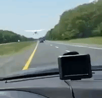 Водитель снял, как прямо перед ним на дорогу приземлился аэроплан