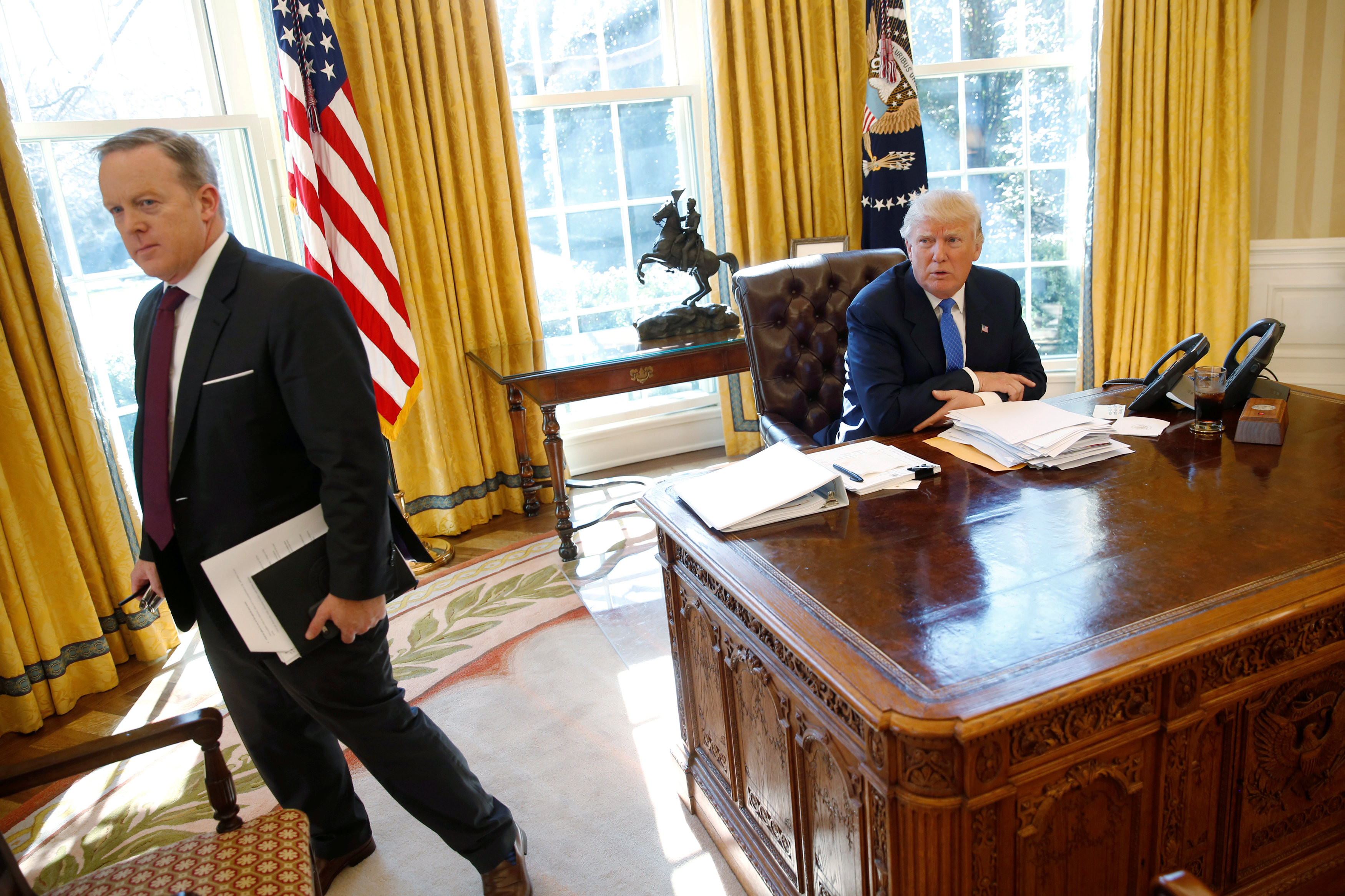Шон Спайсер и Дональд Трамп. Фото: &copy;&nbsp;REUTERS/Jonathan Ernst&nbsp;