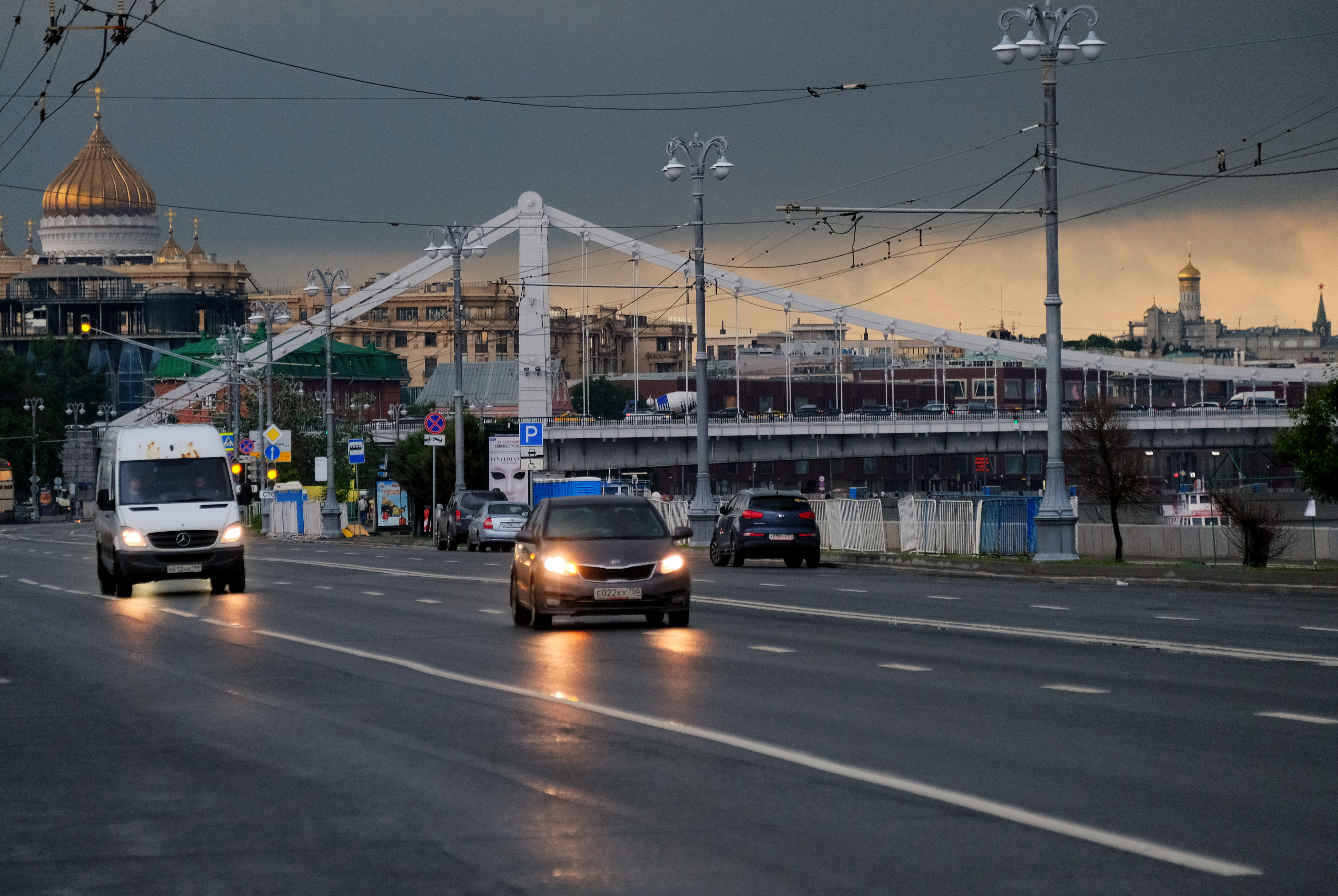 Московская временная. Крымский мост Москва в дождь. Движение на Фрунзенской набережной. Москва транспорт Спутник это что. Фрунзенская набережная (направление к Крымскому мосту,.