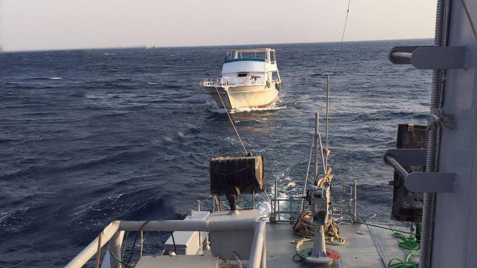 Яхта, спасённая египетскими военными у берегов Хургады. Фото: Facebook